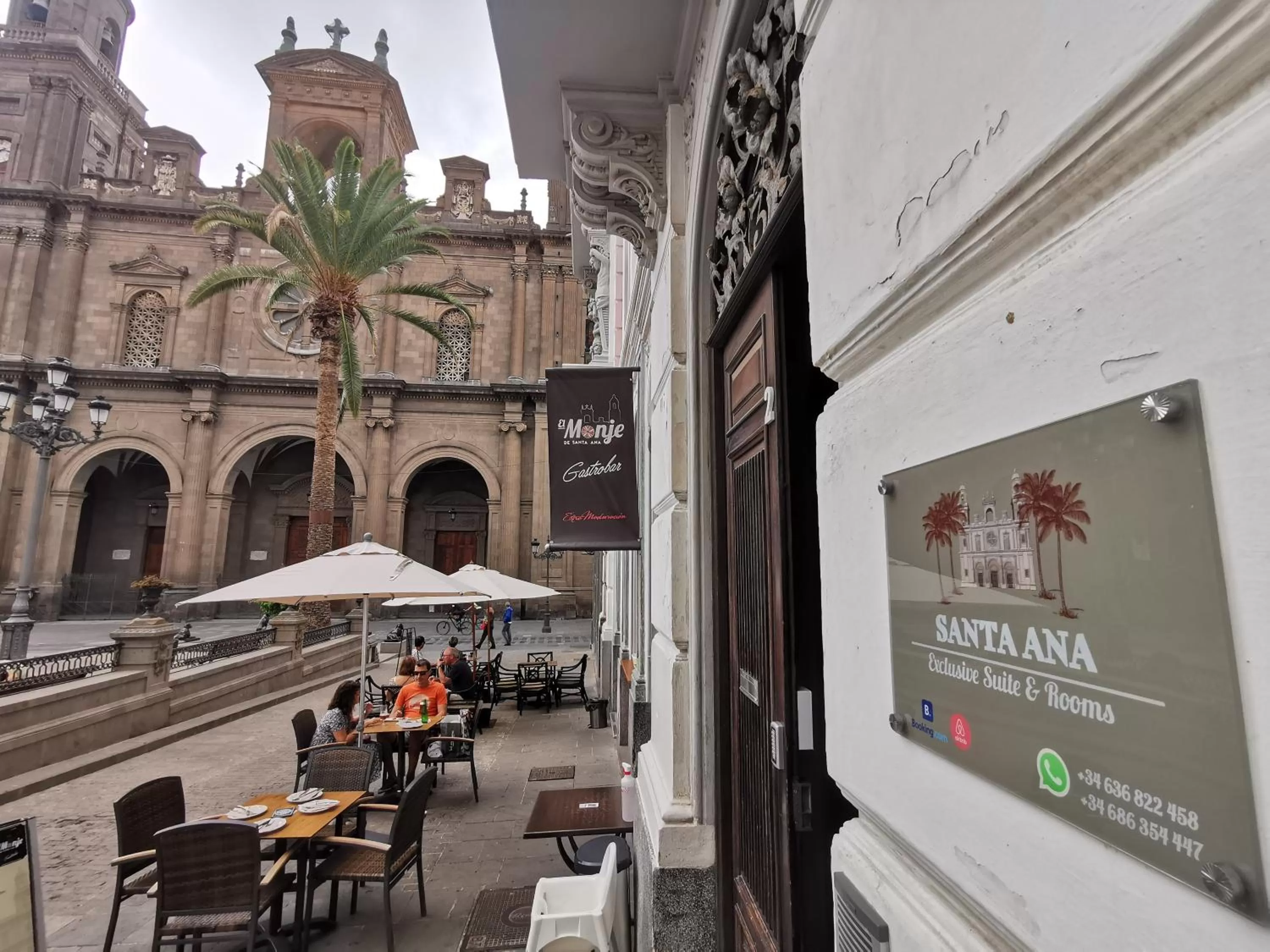 Restaurant/places to eat in Santa Ana Suite & Rooms