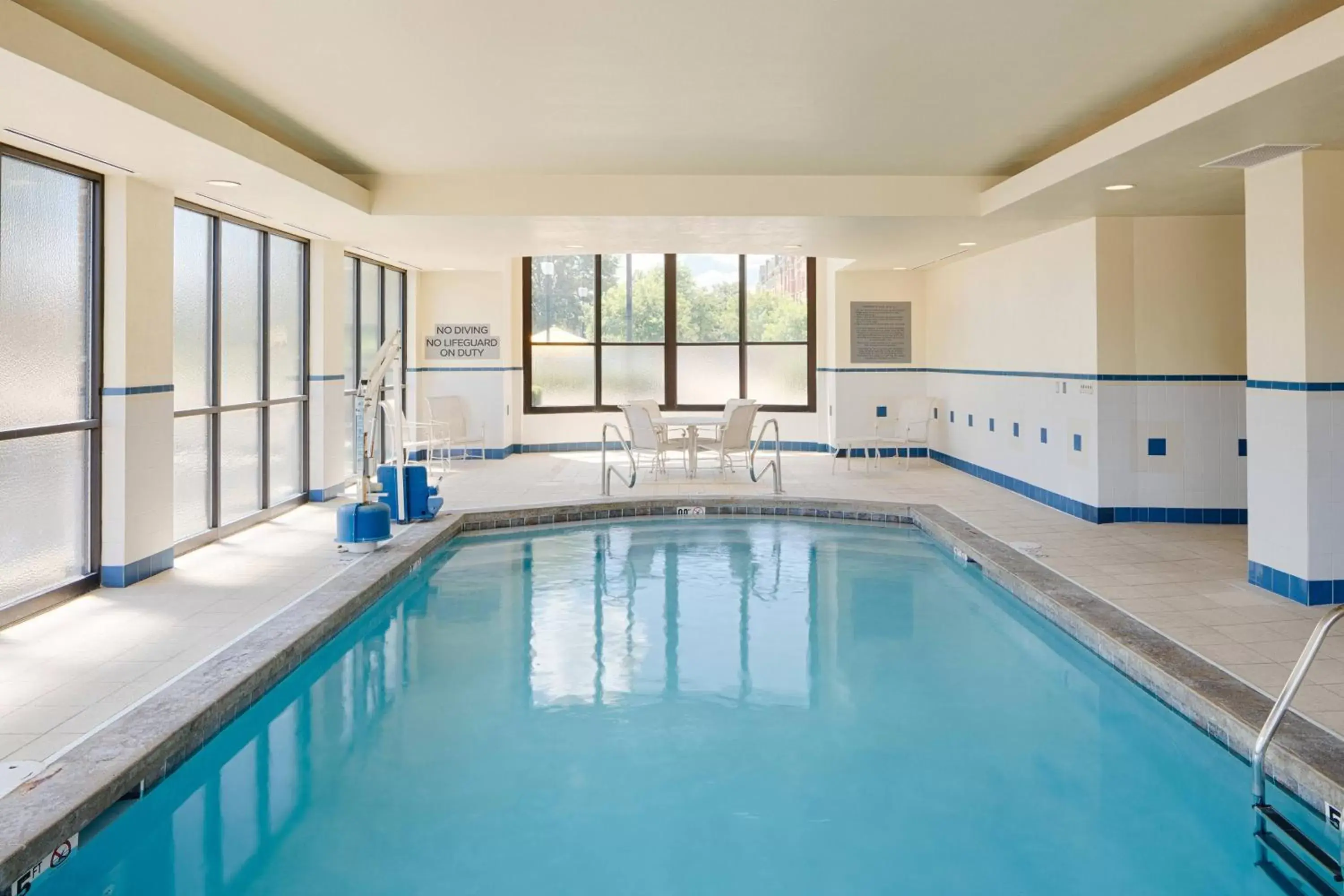 Swimming Pool in Courtyard by Marriott Springfield Downtown