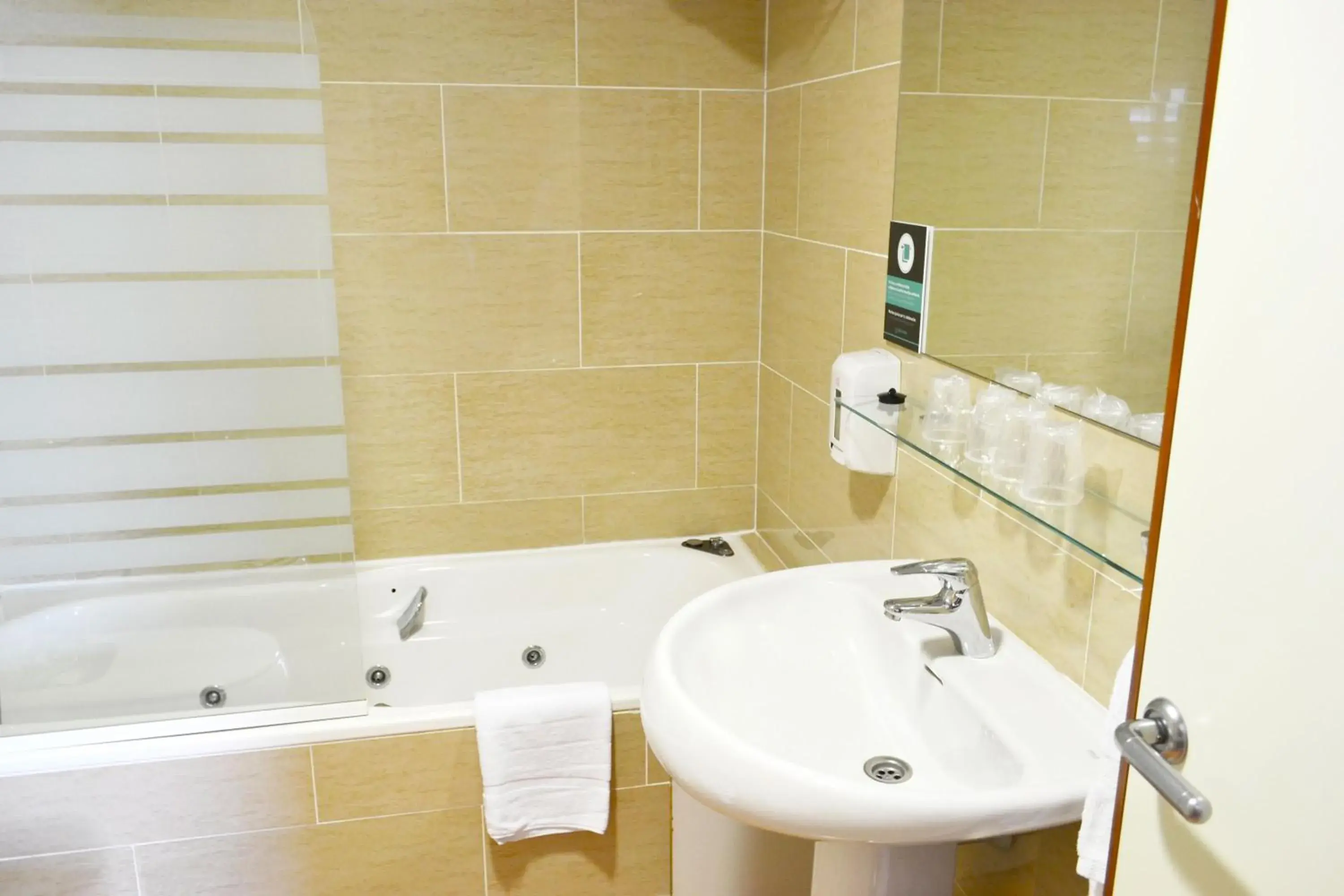 Bathroom in Hotel Alda Ciudad de Soria Bathroom in Hotel Alda Ciudad de Soria