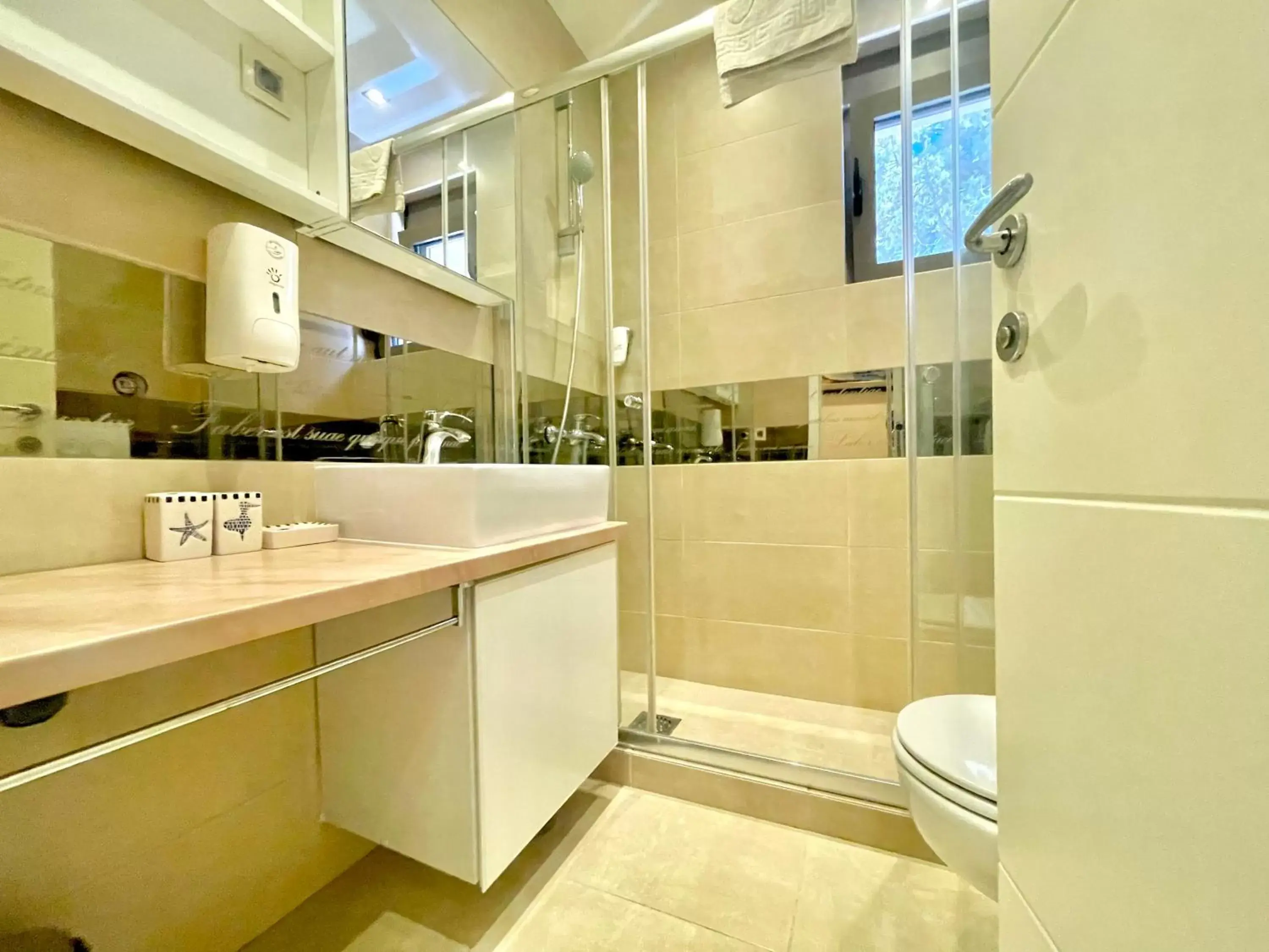 Shower, Bathroom in Hotel Butua Residence