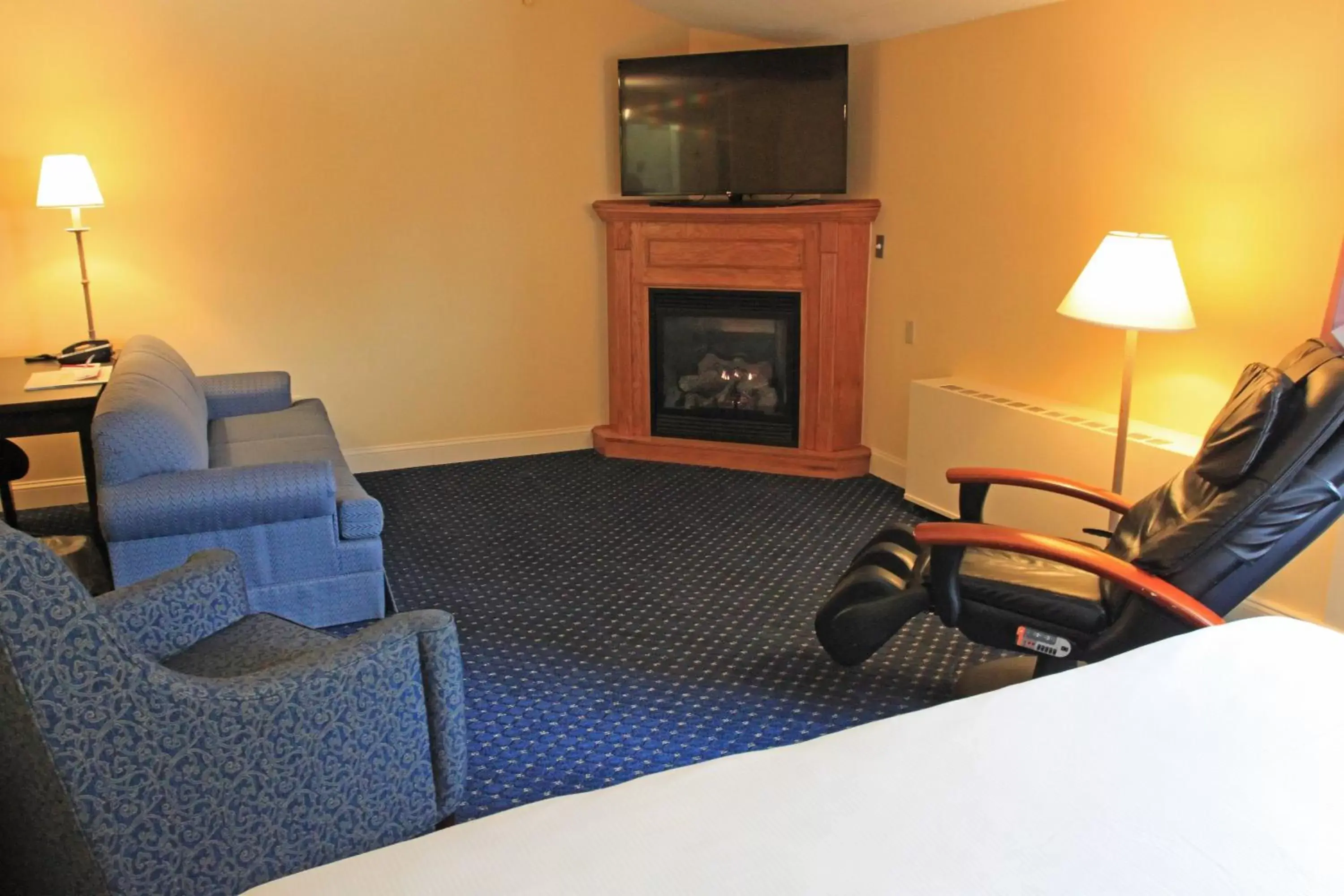 TV and multimedia, Seating Area in Fireside Inn & Suites Waterville