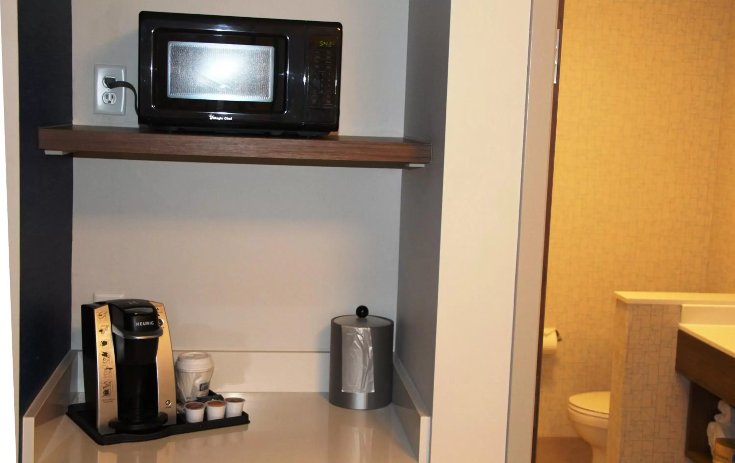 Photo of the whole room, Coffee/Tea Facilities in Holiday Inn Express & Suites - Phoenix - Airport North, an IHG Hotel