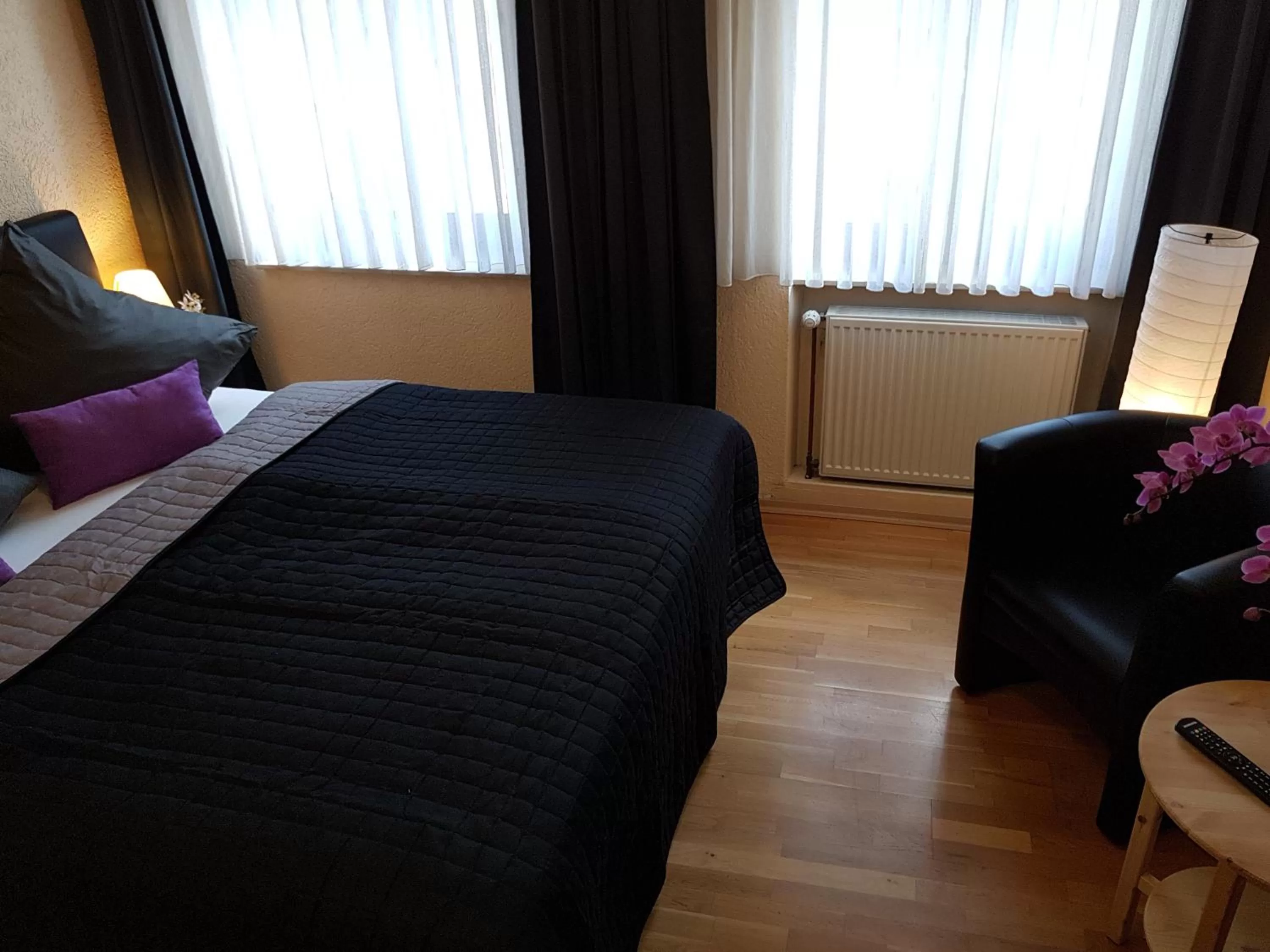 Photo of the whole room, Bed in Hotel Exquisite