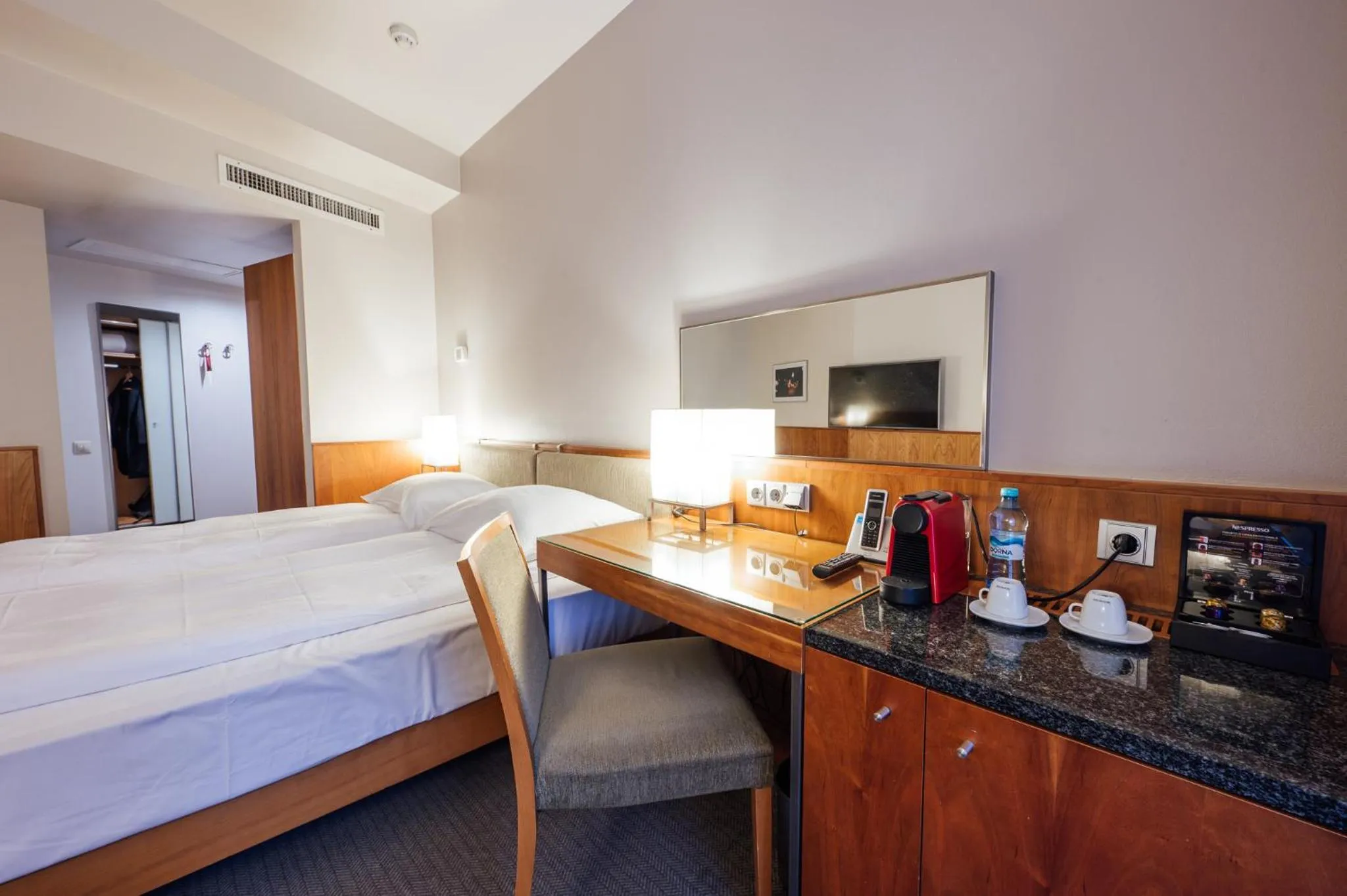 Coffee/tea facilities, Bed in Peakture Hotel