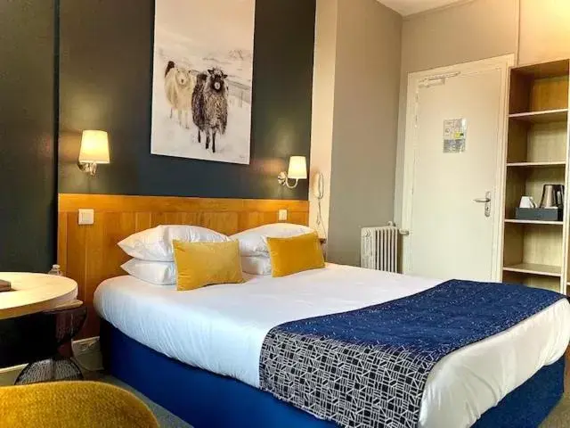 Photo of the whole room, Bed in Hôtel Coeur De Loire