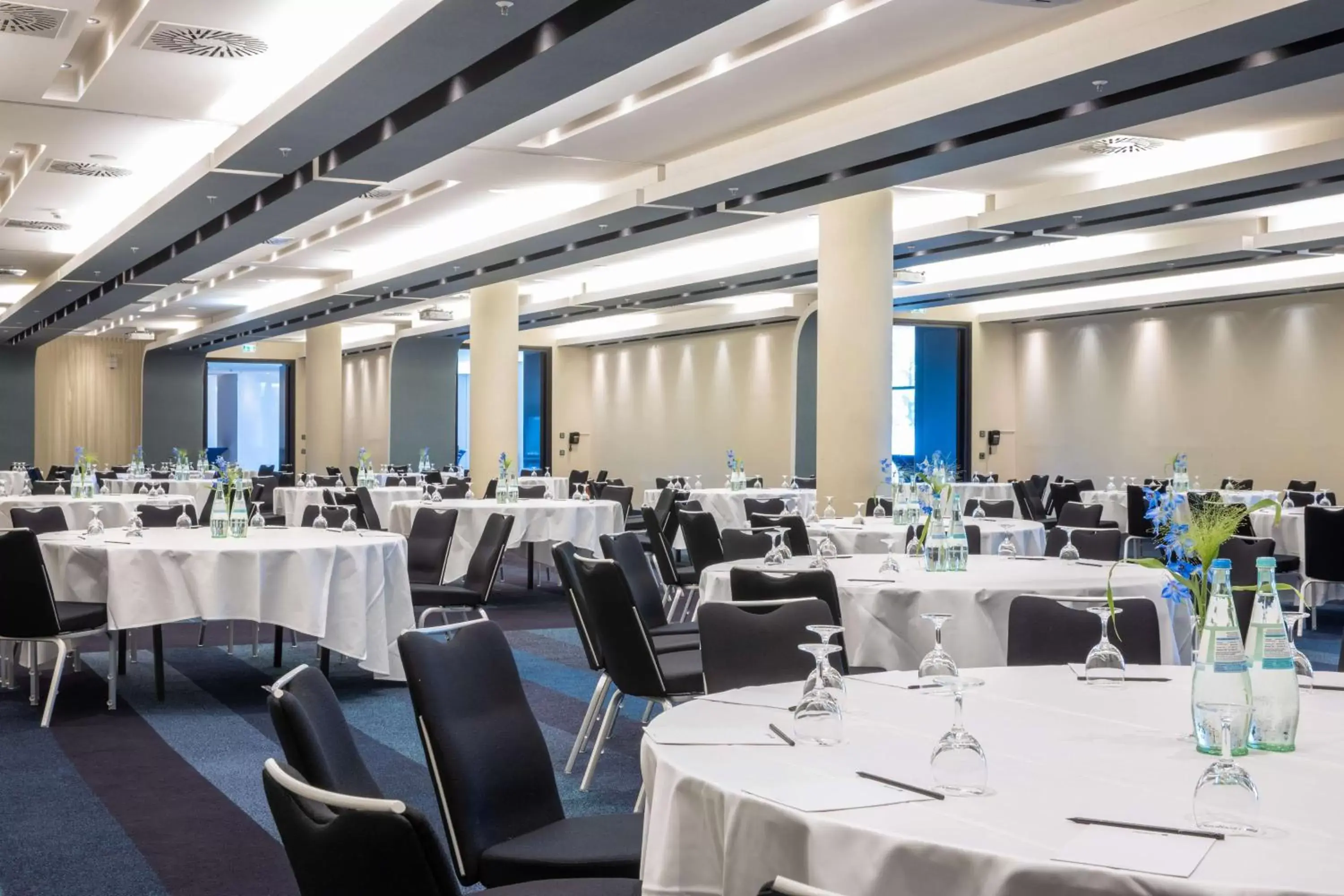 Business facilities, Restaurant/Places to Eat in Radisson Blu Hotel, Hamburg