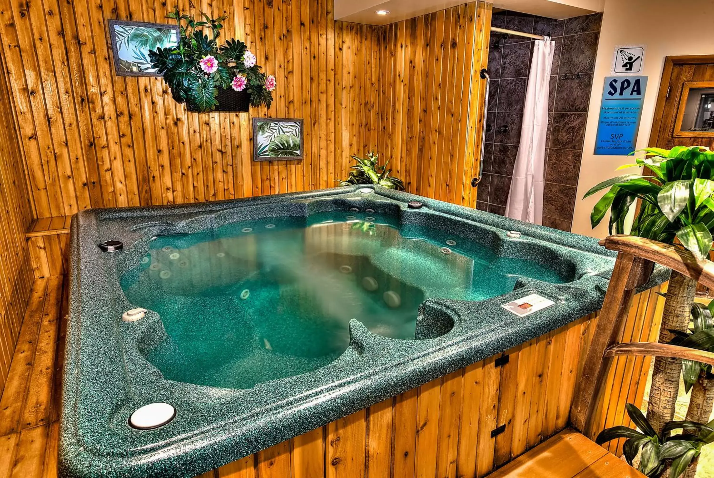 Hot Tub in Hotel et Motel Le Chateauguay