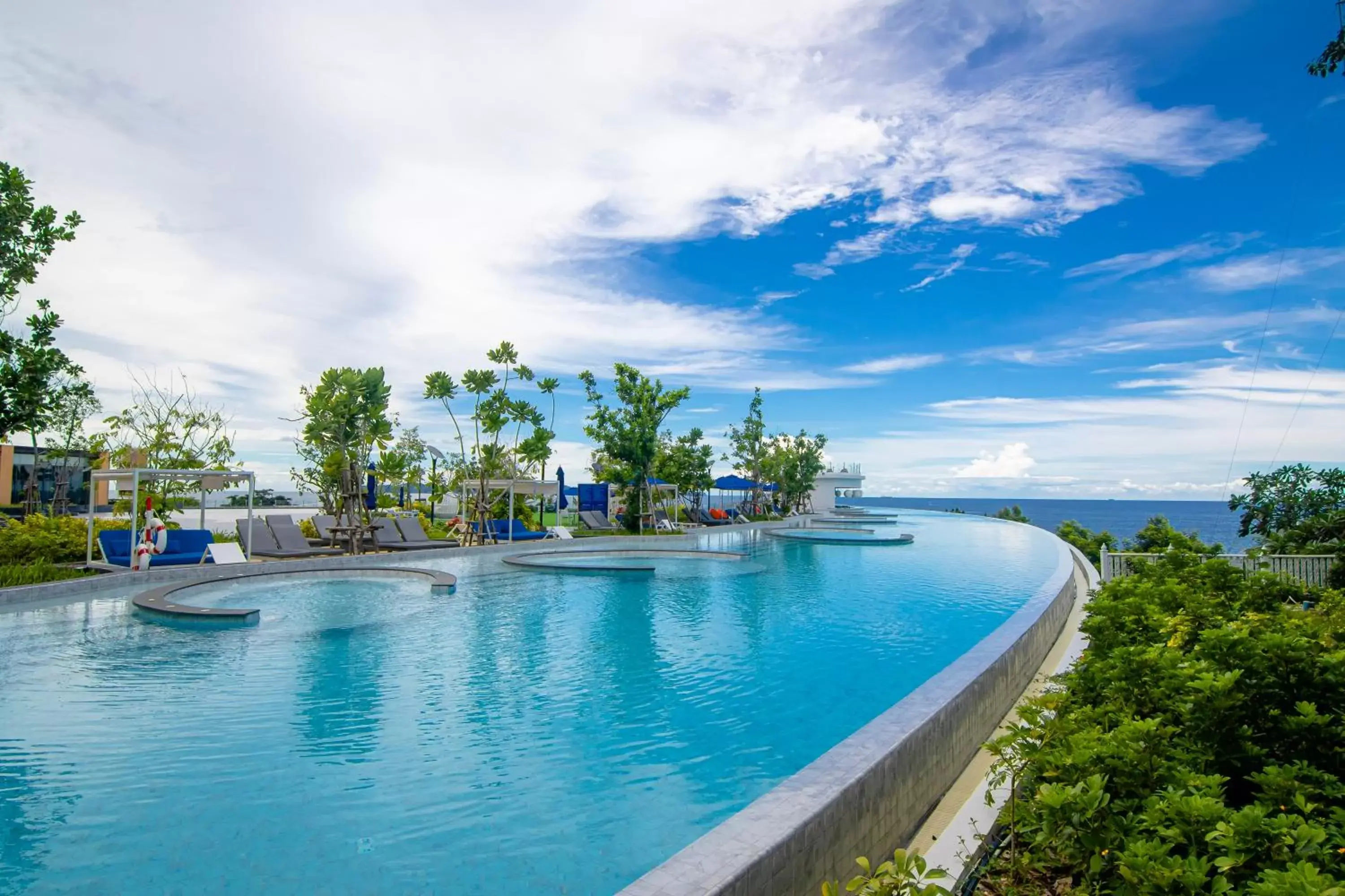 Swimming Pool in Royal Cliff Beach Hotel Pattaya