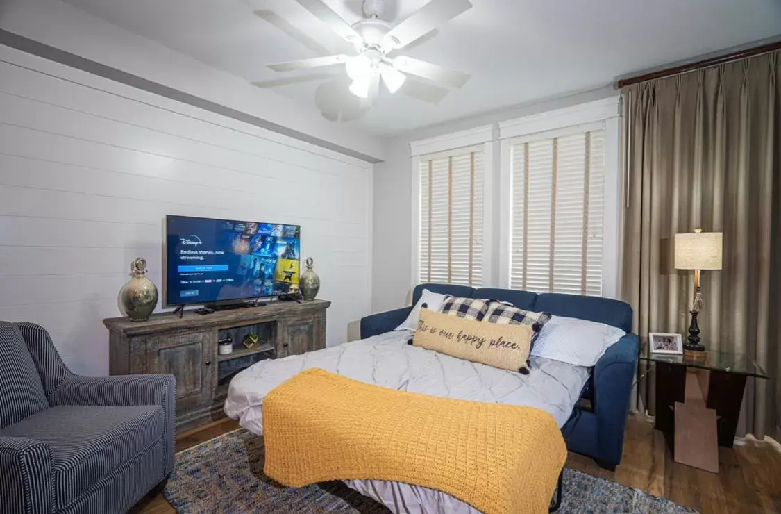 Bed, Seating Area in The Grand Sandestin