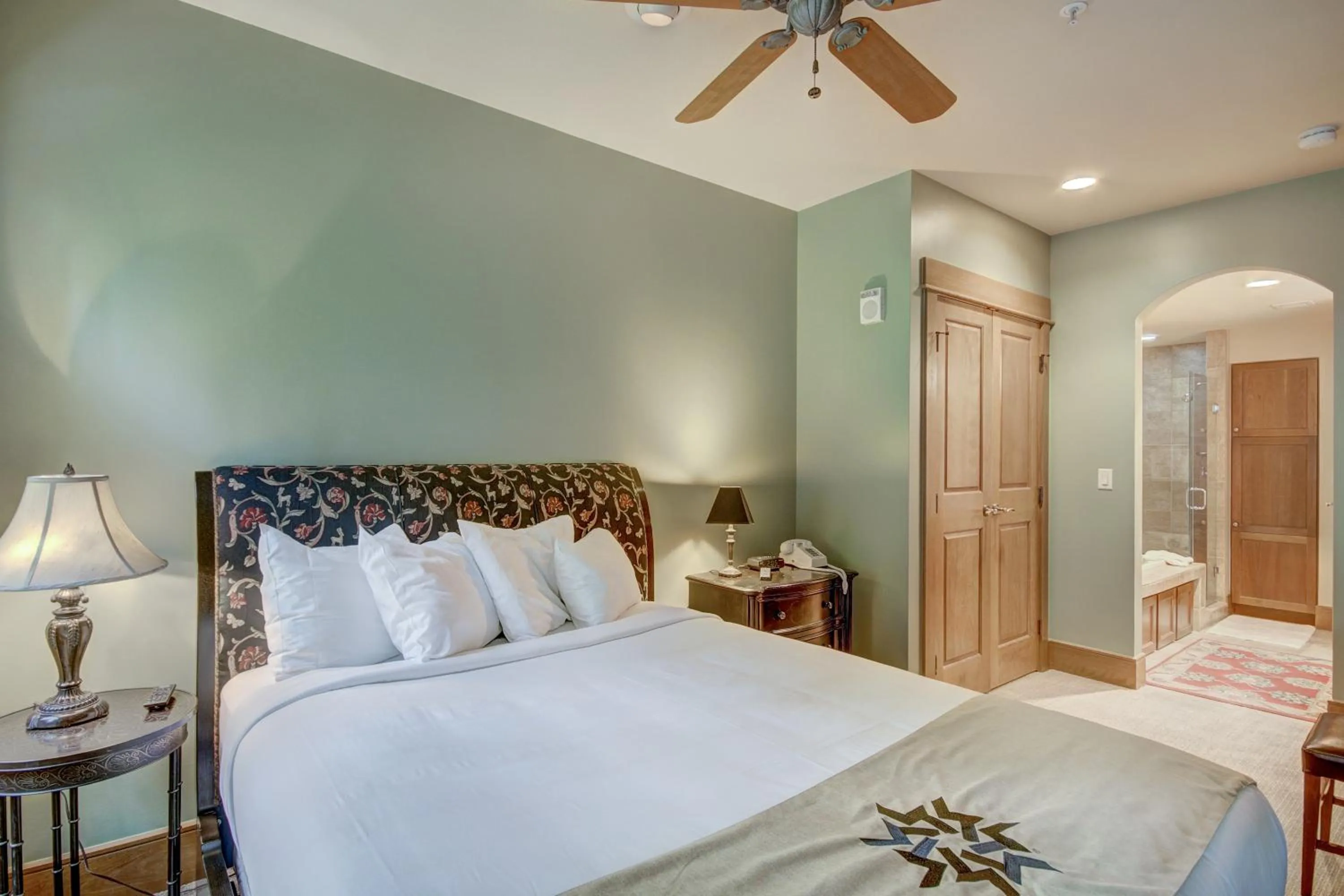 Bed in Timbers & Lone Eagle by Keystone Resort