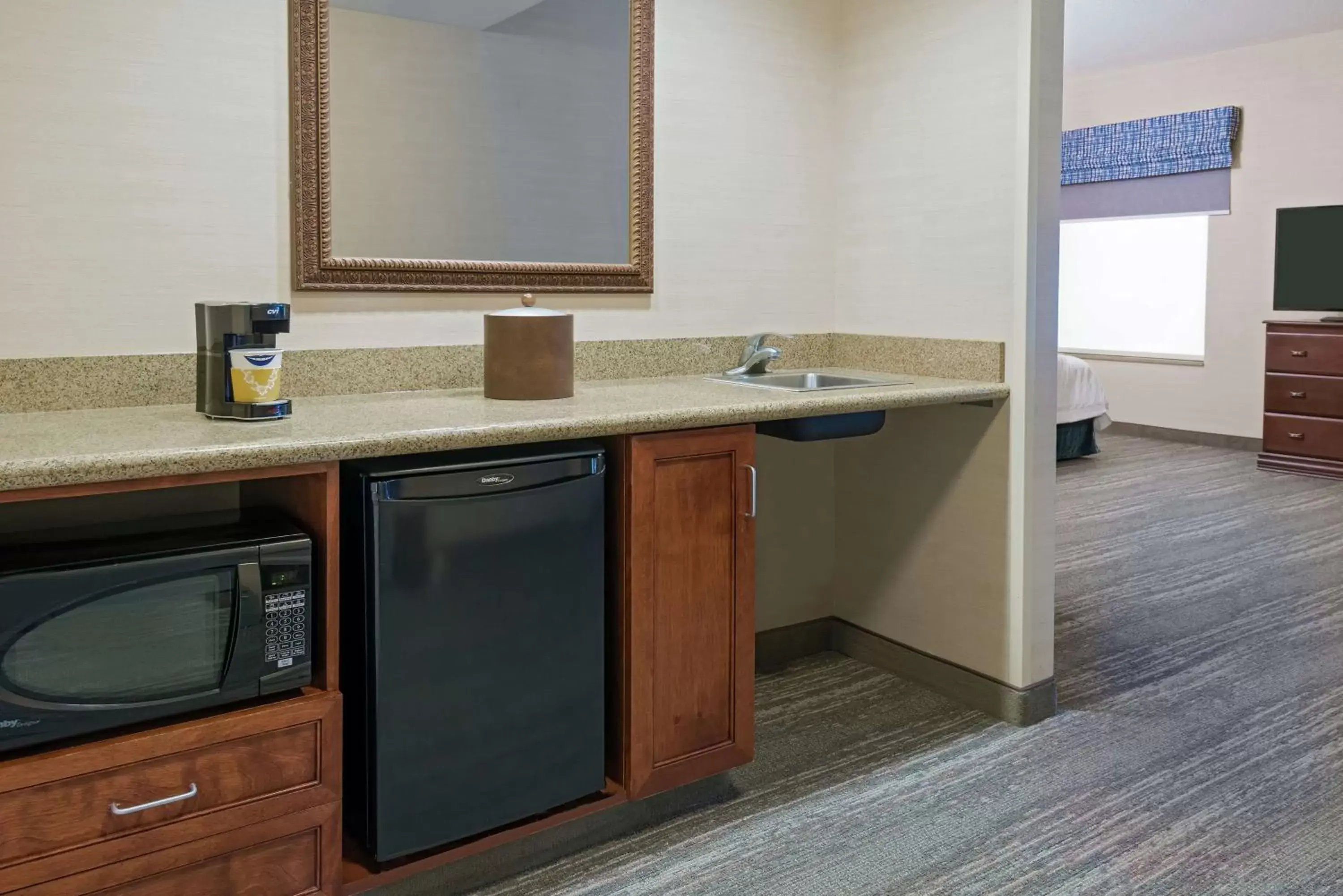 Photo of the whole room, Kitchen/Kitchenette in Hampton Inn Springfield South Enfield