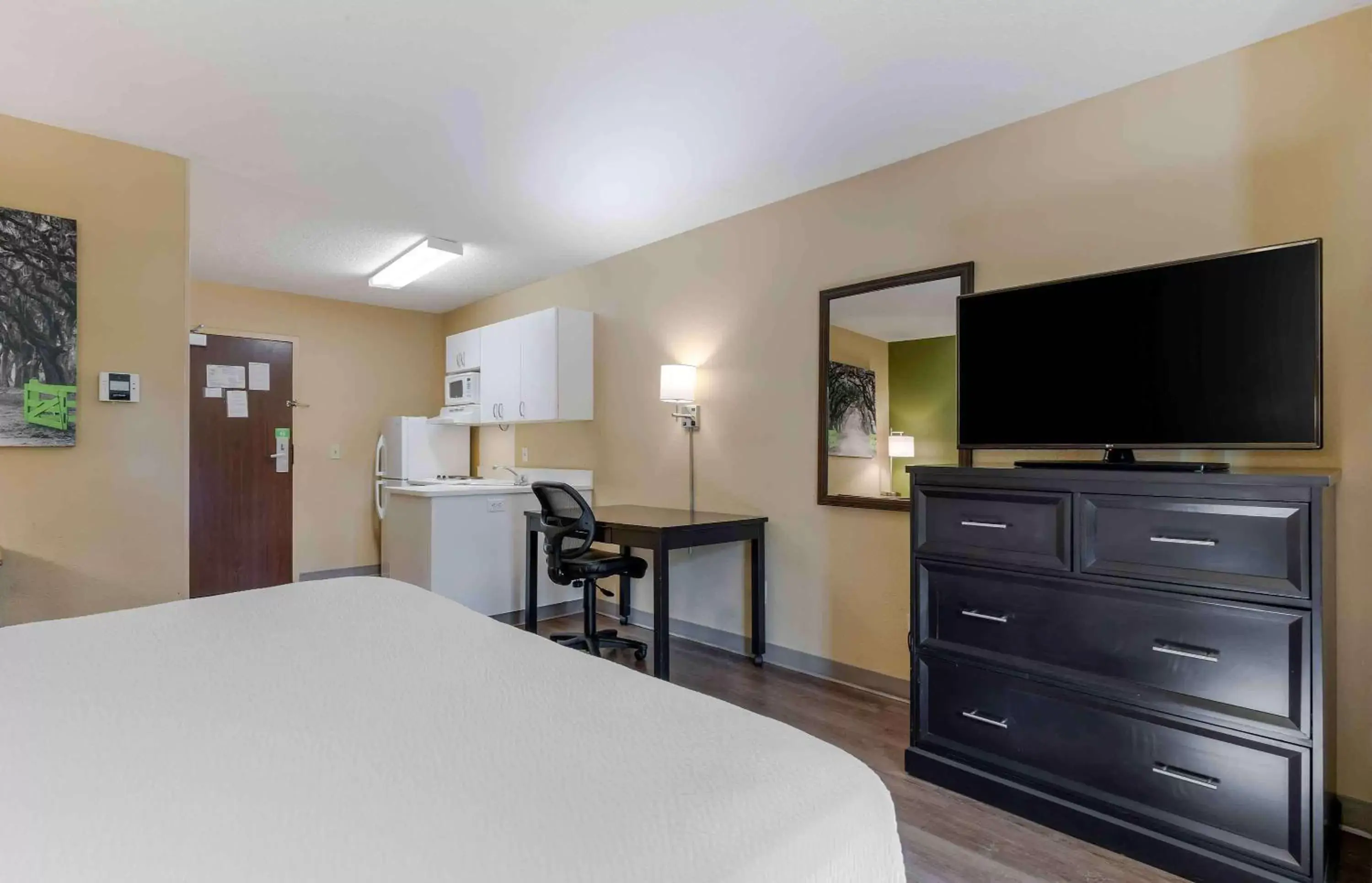 Bedroom, TV/Entertainment Center in Extended Stay America Suites - Tampa - Airport - Spruce Street