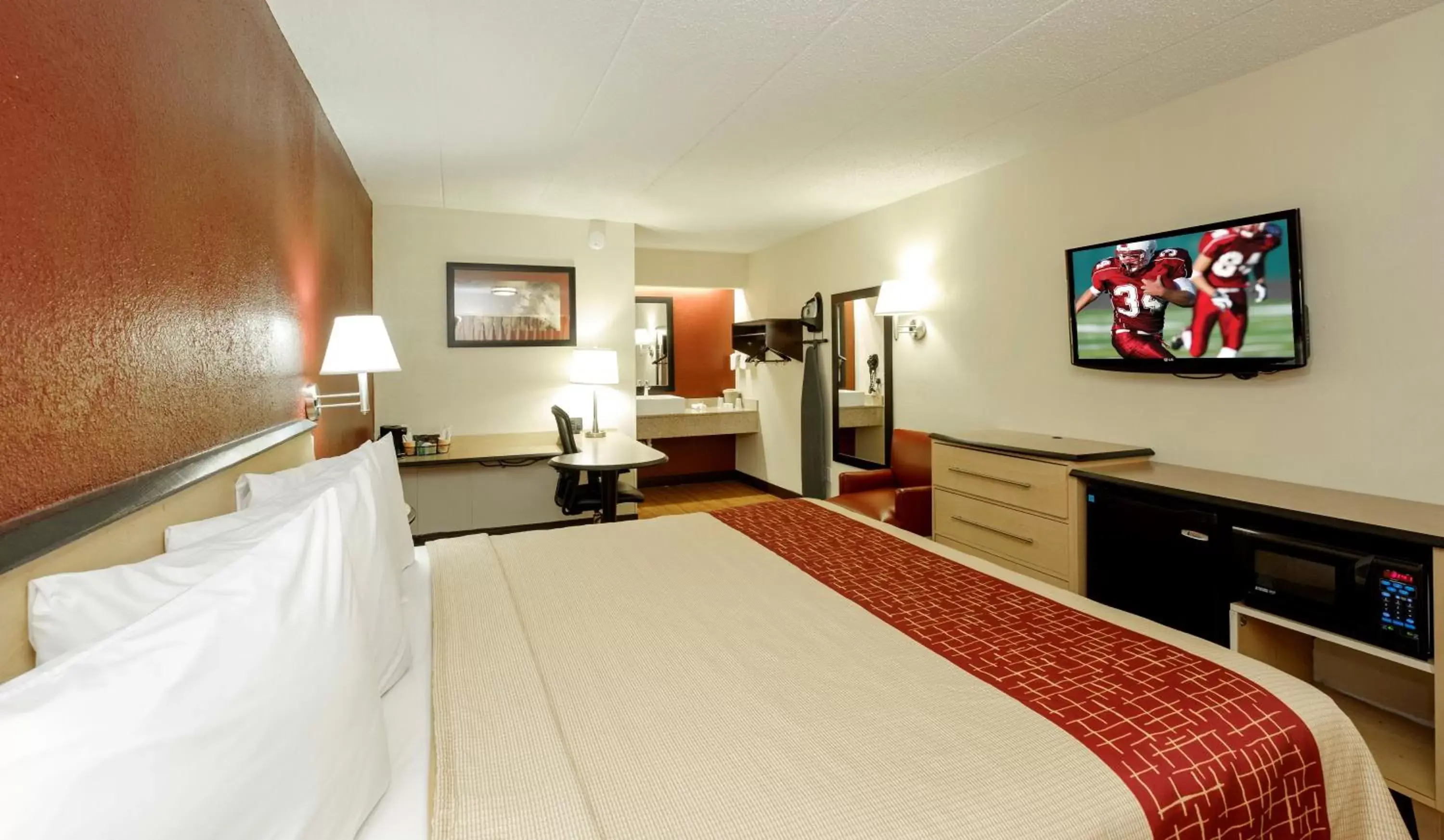 Photo of the whole room, Bed in Red Roof Inn Columbus West - Hilliard