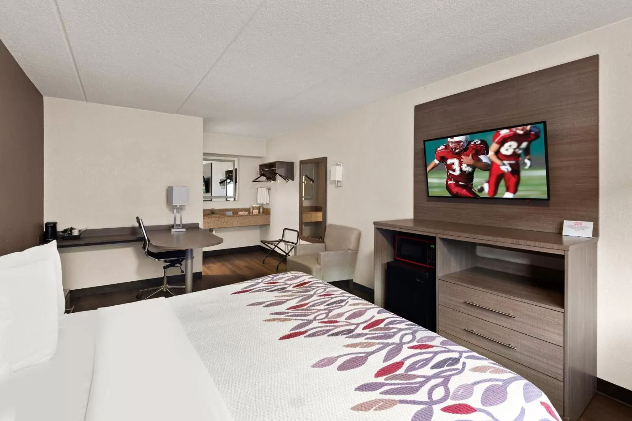 Bedroom in Red Roof Inn Binghamton - Johnson City