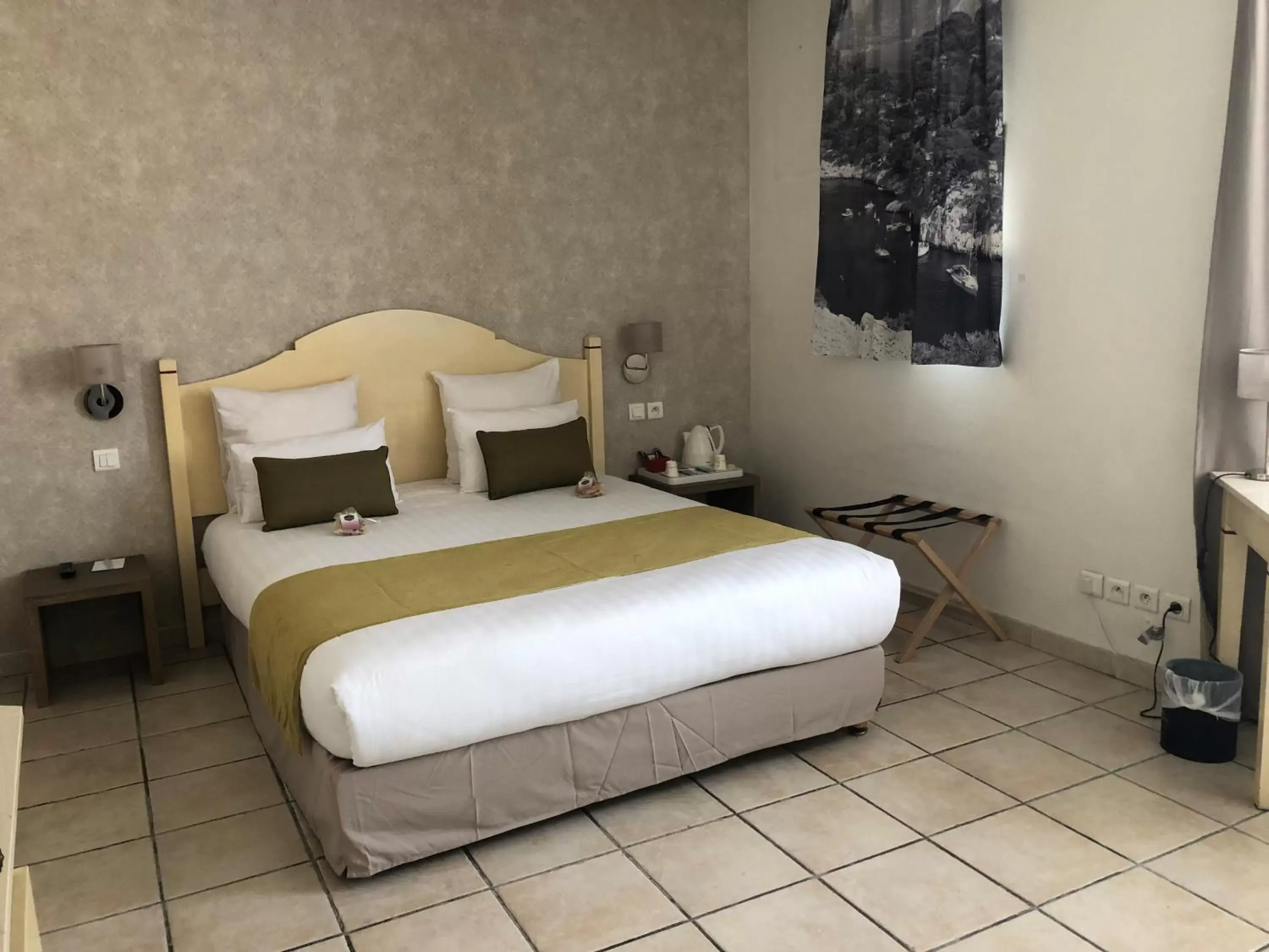 Bed in Best Western Gemenos en Provence