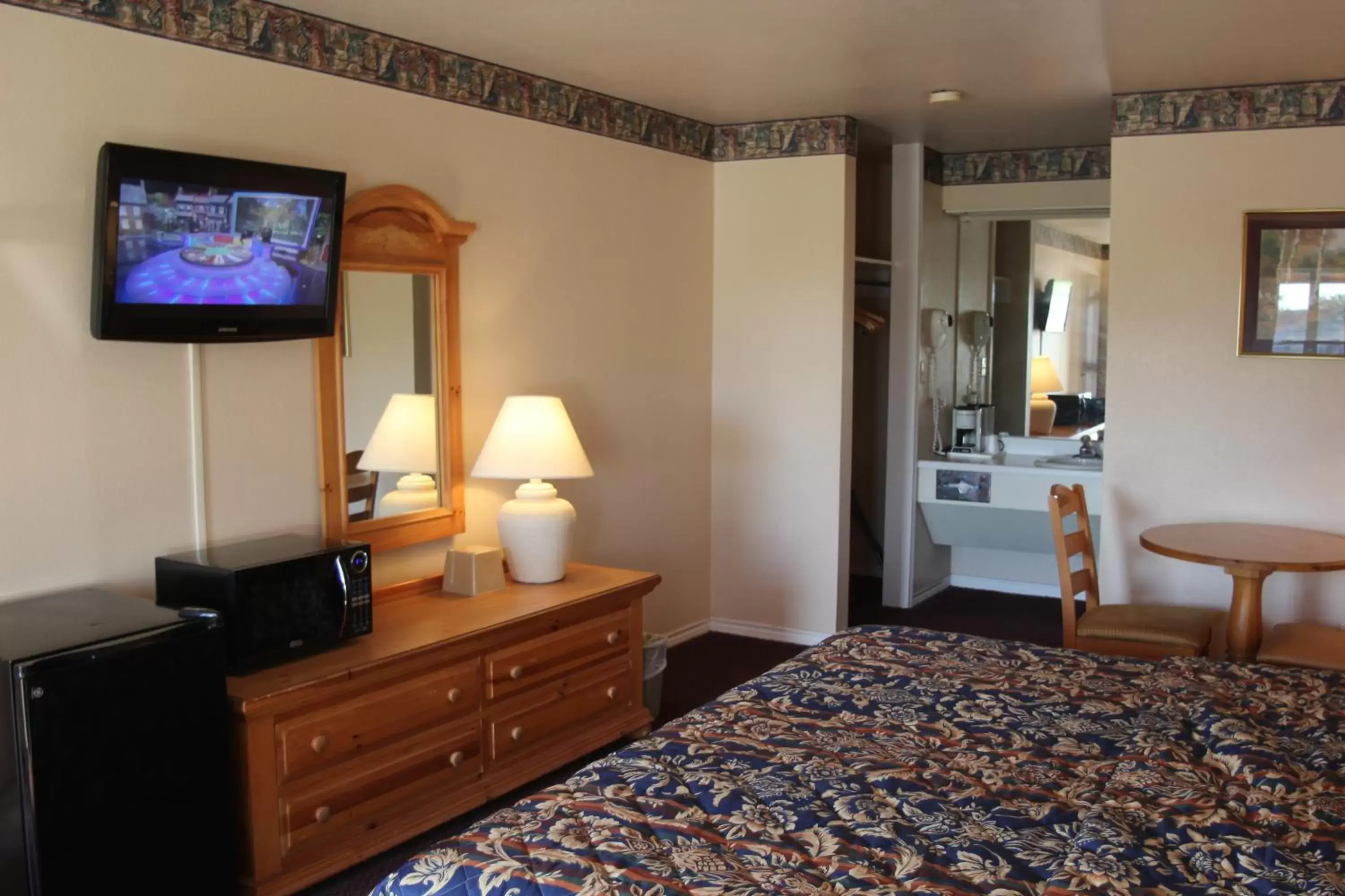 Photo of the whole room, Room Photo in Lakeside Inn & Suites