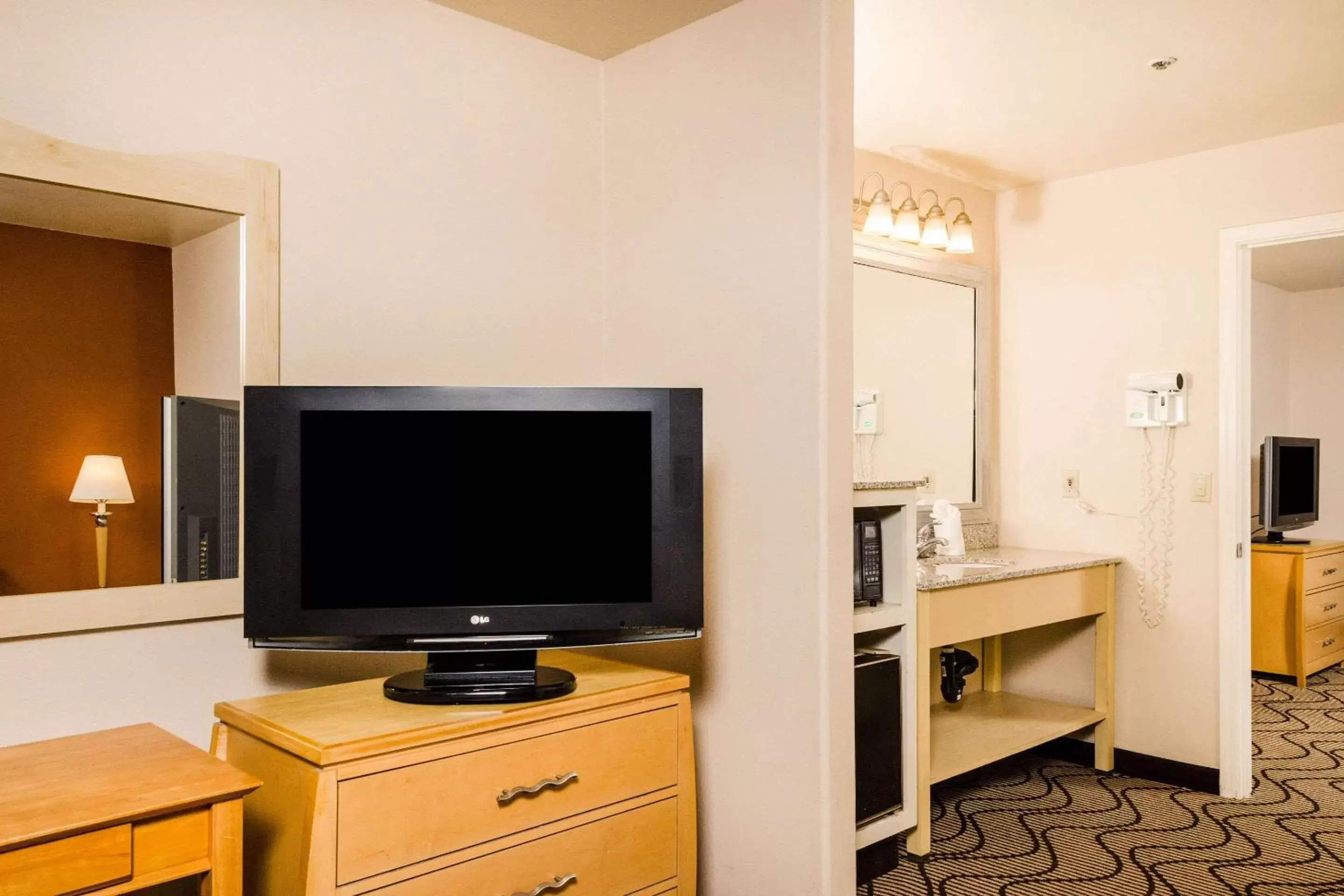 Photo of the whole room, TV/Entertainment Center in Quality Inn & Suites Lathrop