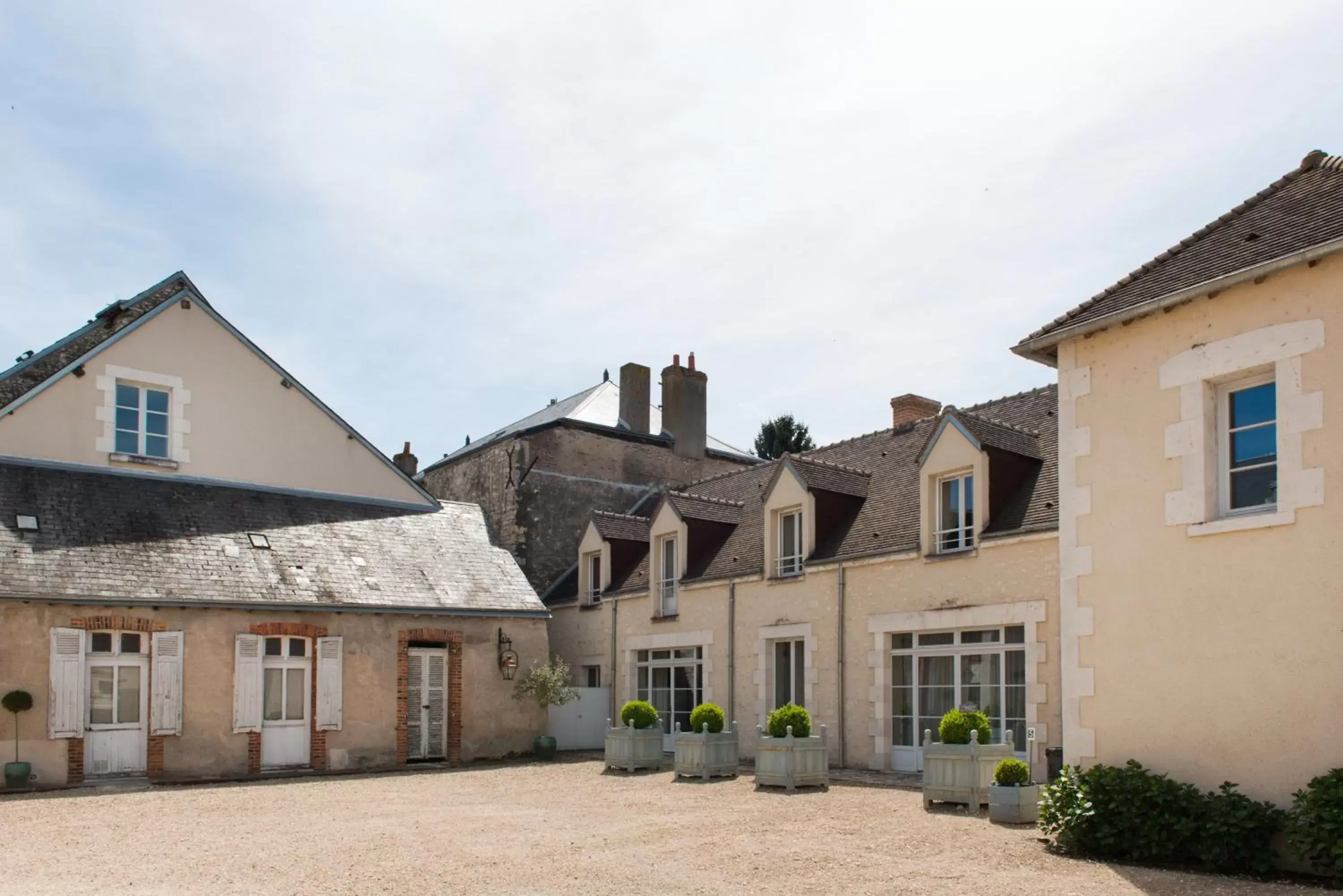 Facade/entrance, Property Building in L'écu de Bretagne