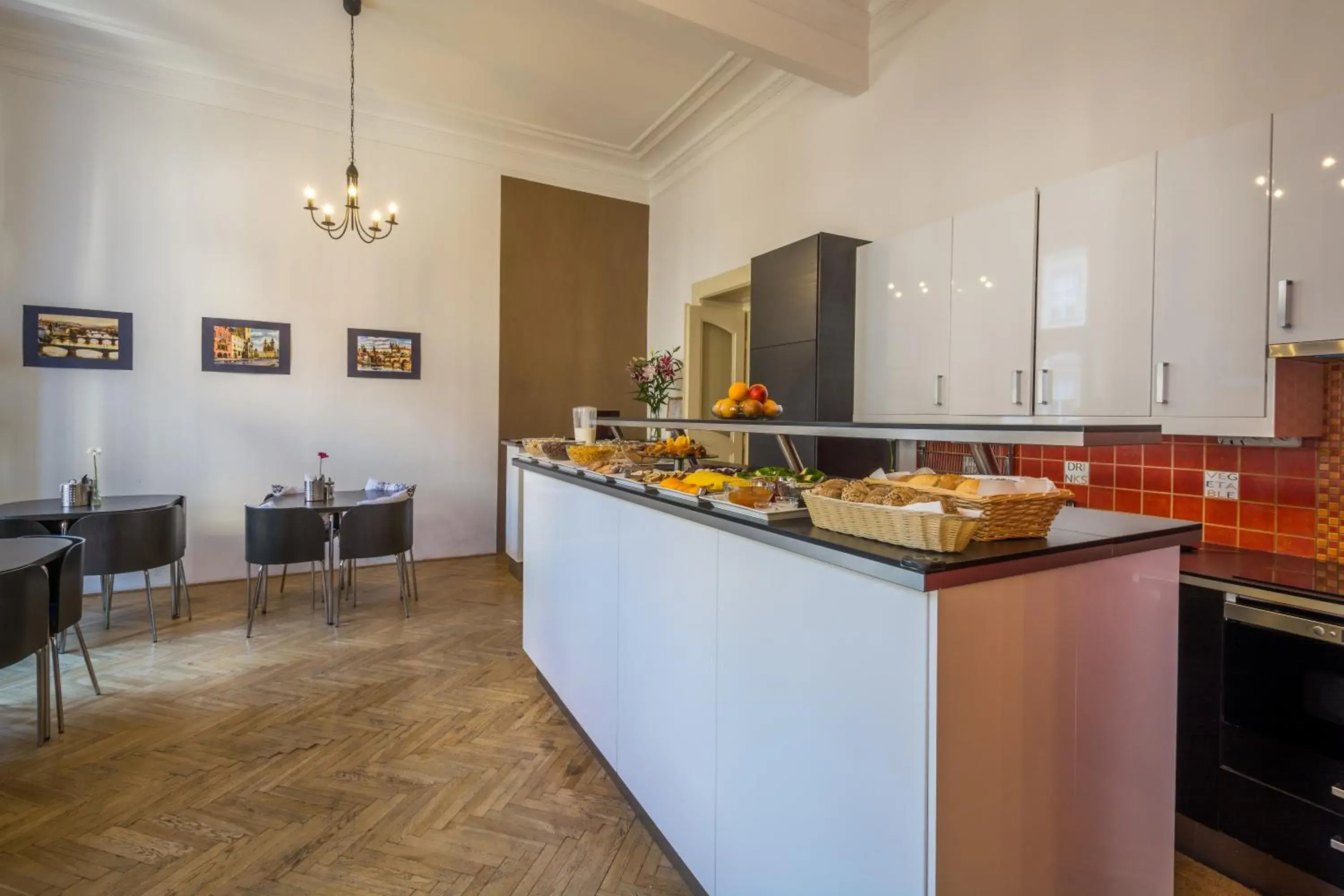 Communal lounge/ TV room, Kitchen/Kitchenette in Royal Road Residence