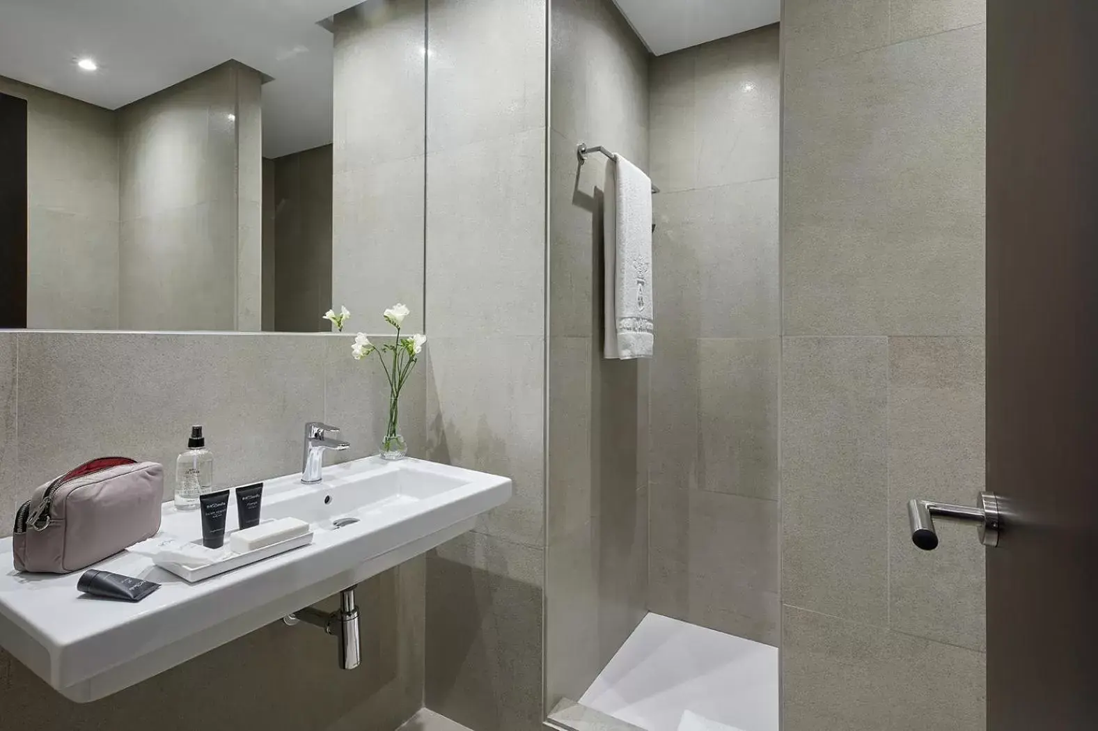 Shower, Bathroom in Hotel Rey Alfonso X