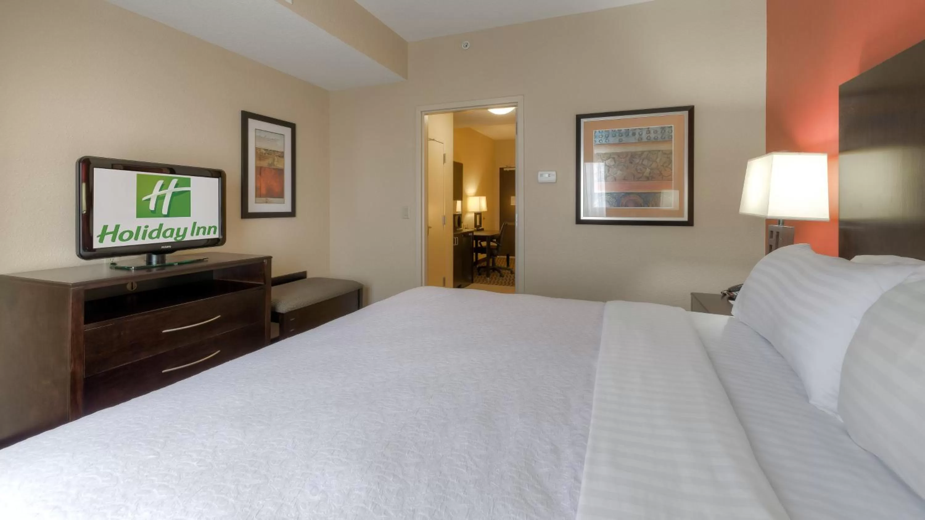 Photo of the whole room, Bed in Holiday Inn North Quail Springs by IHG