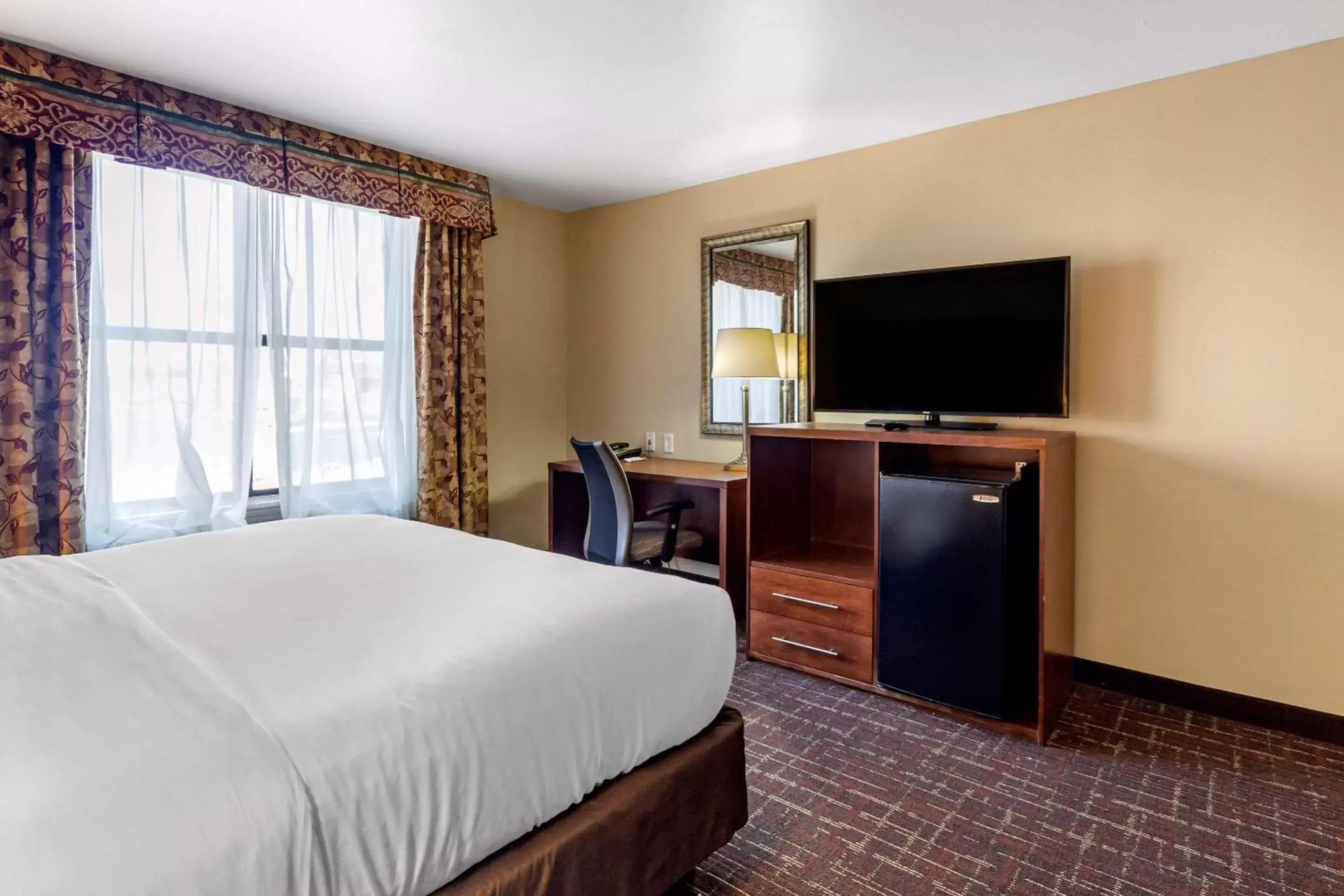 Photo of the whole room, Bed in Comfort Inn & Suites Shawnee North near I-40 Photo of the whole room, Bed in Comfort Inn & Suites Shawnee North near I-40