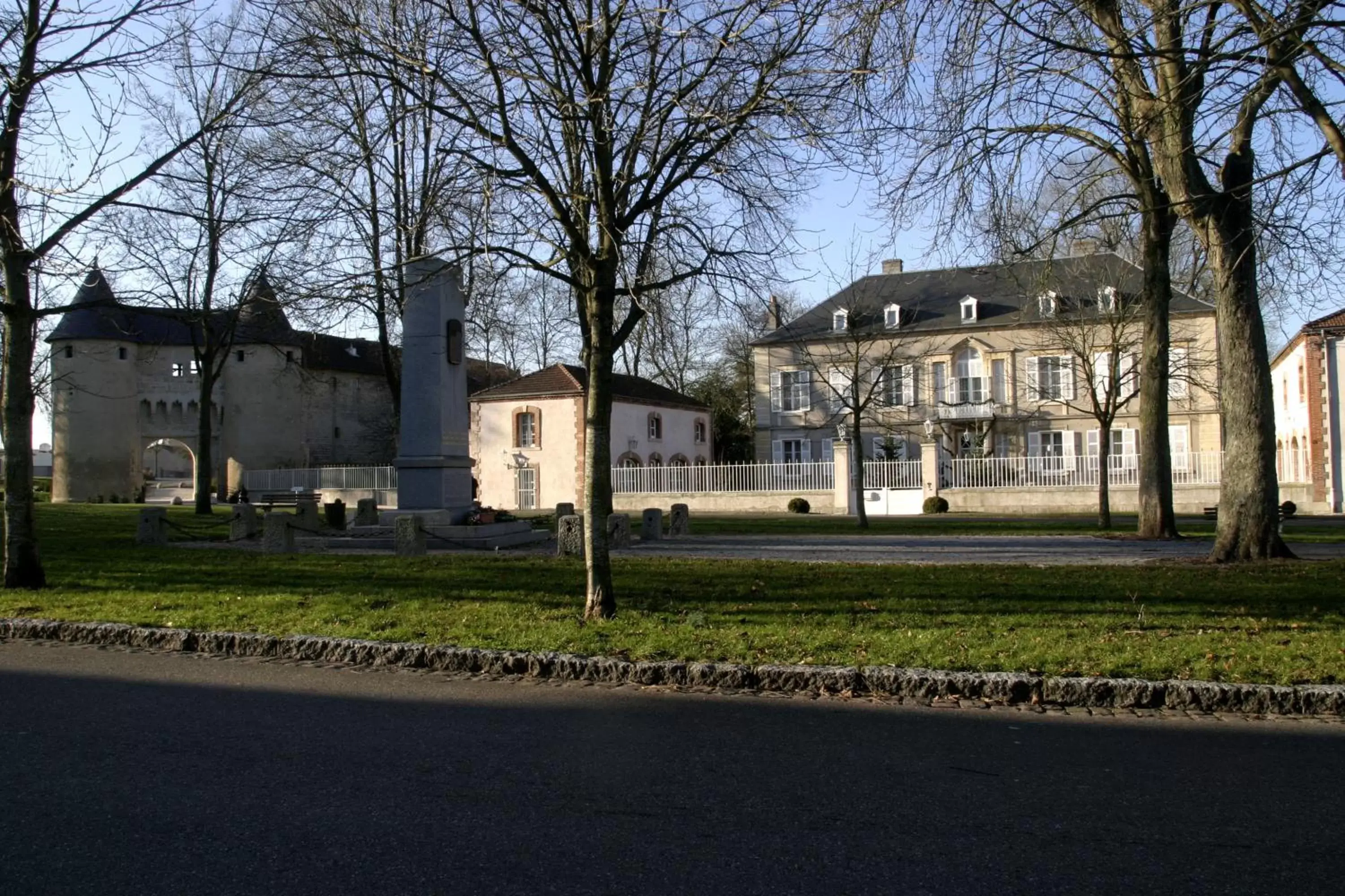 Facade/entrance, Property Building in Château Mesny