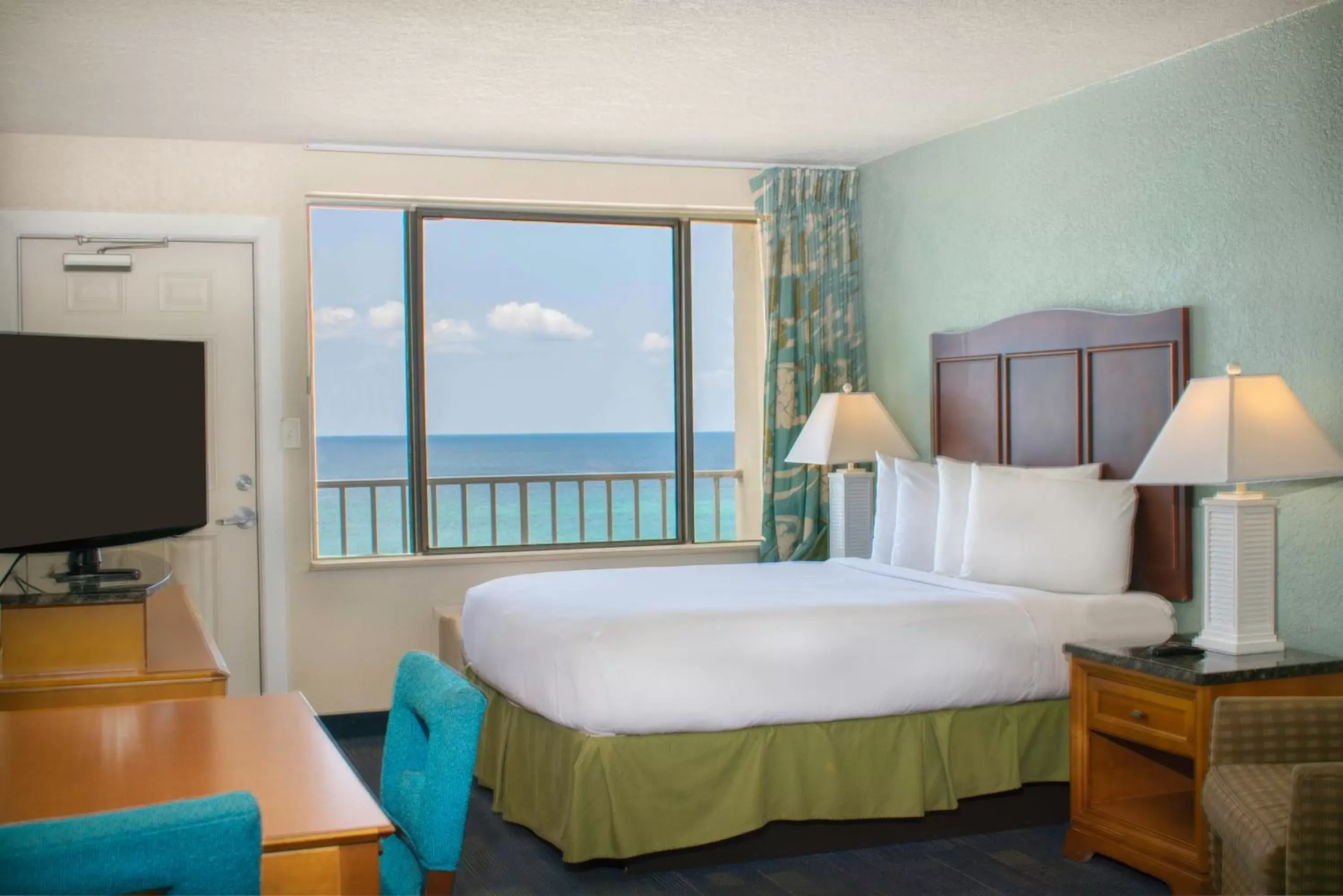Deluxe Double Room with Balcony - Accessible in Beachside Resort Panama City Beach