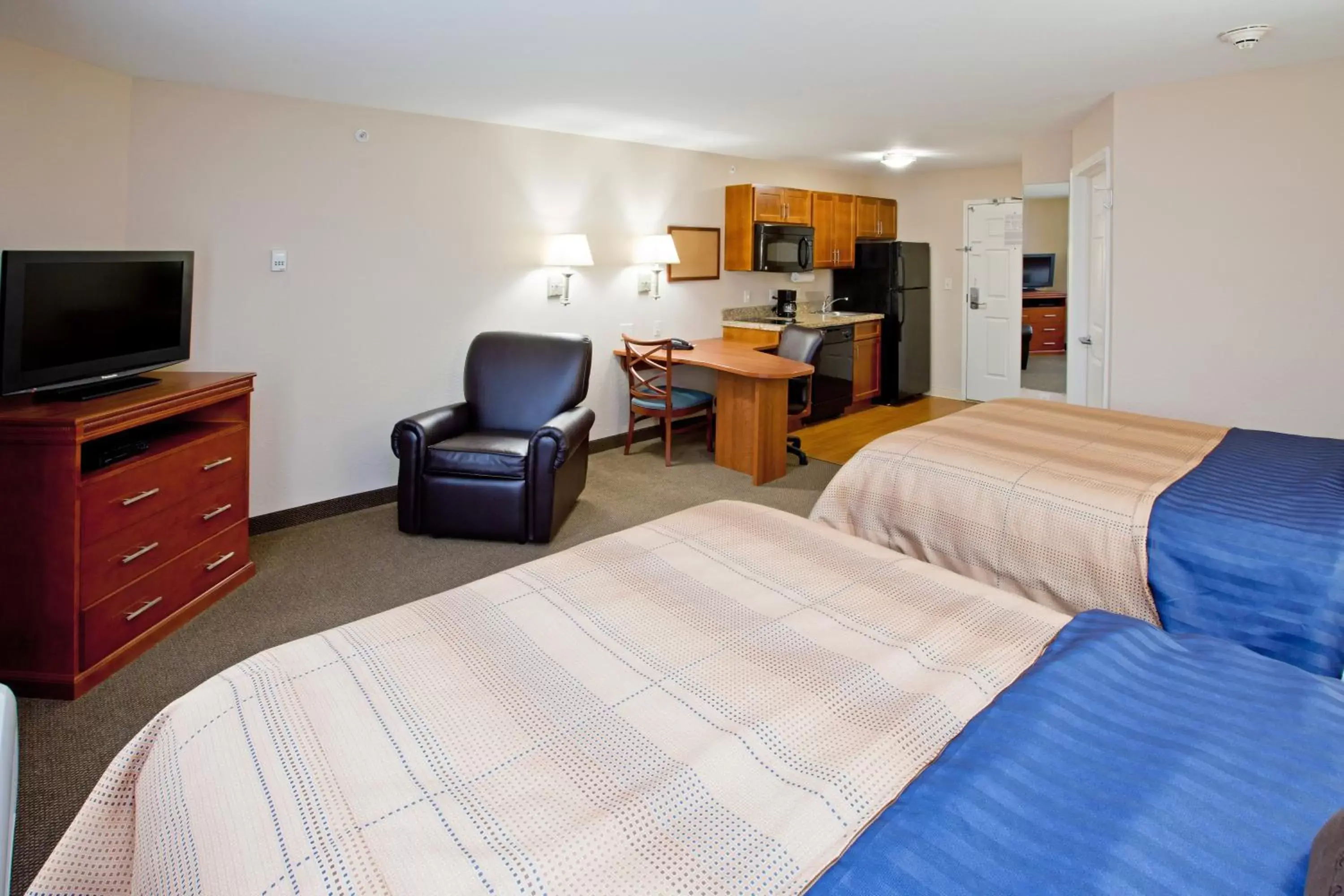 Bedroom, Bed in Candlewood Suites Indianapolis East, an IHG Hotel