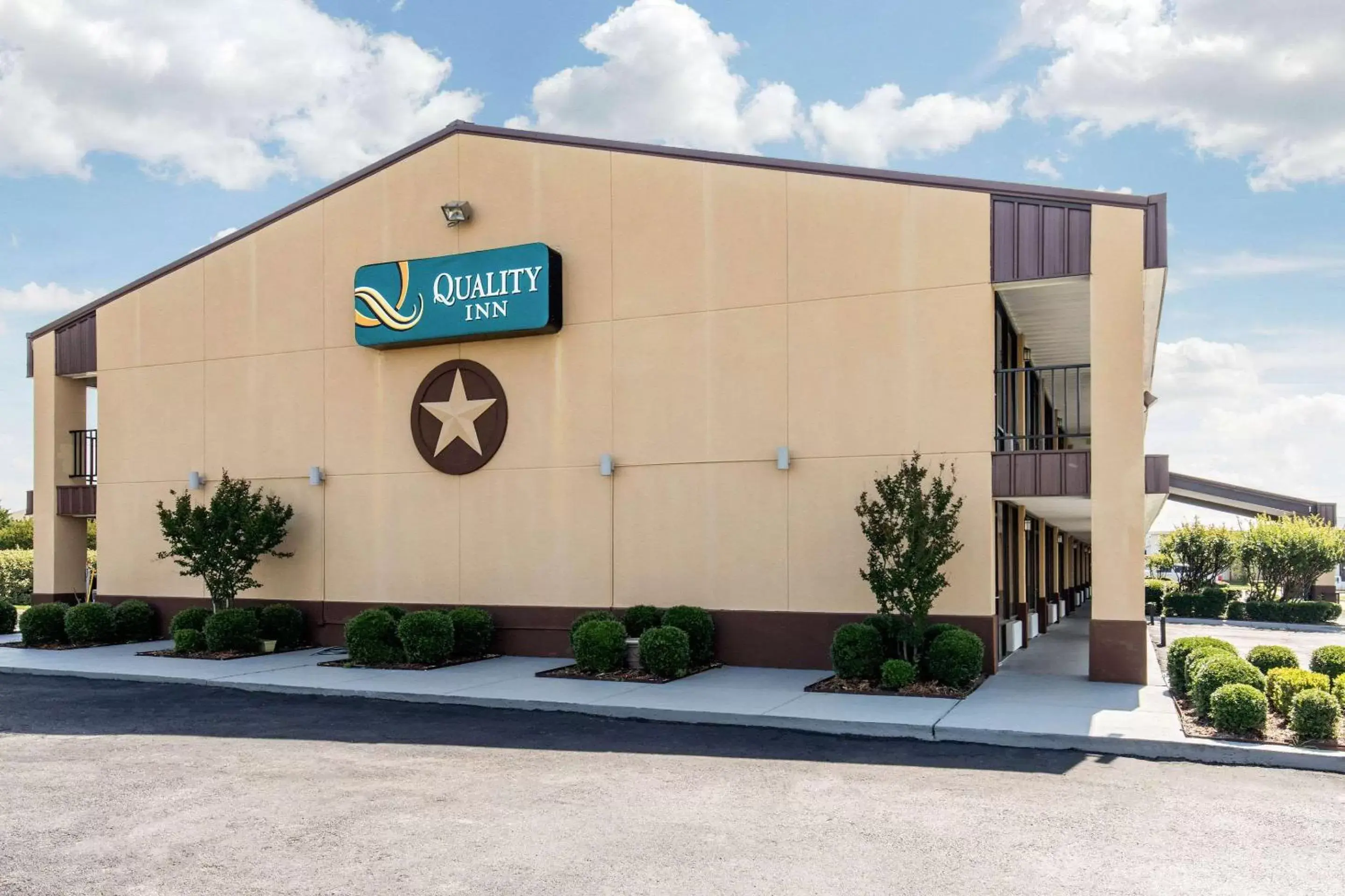 Property Building in Quality Inn Paris Texas