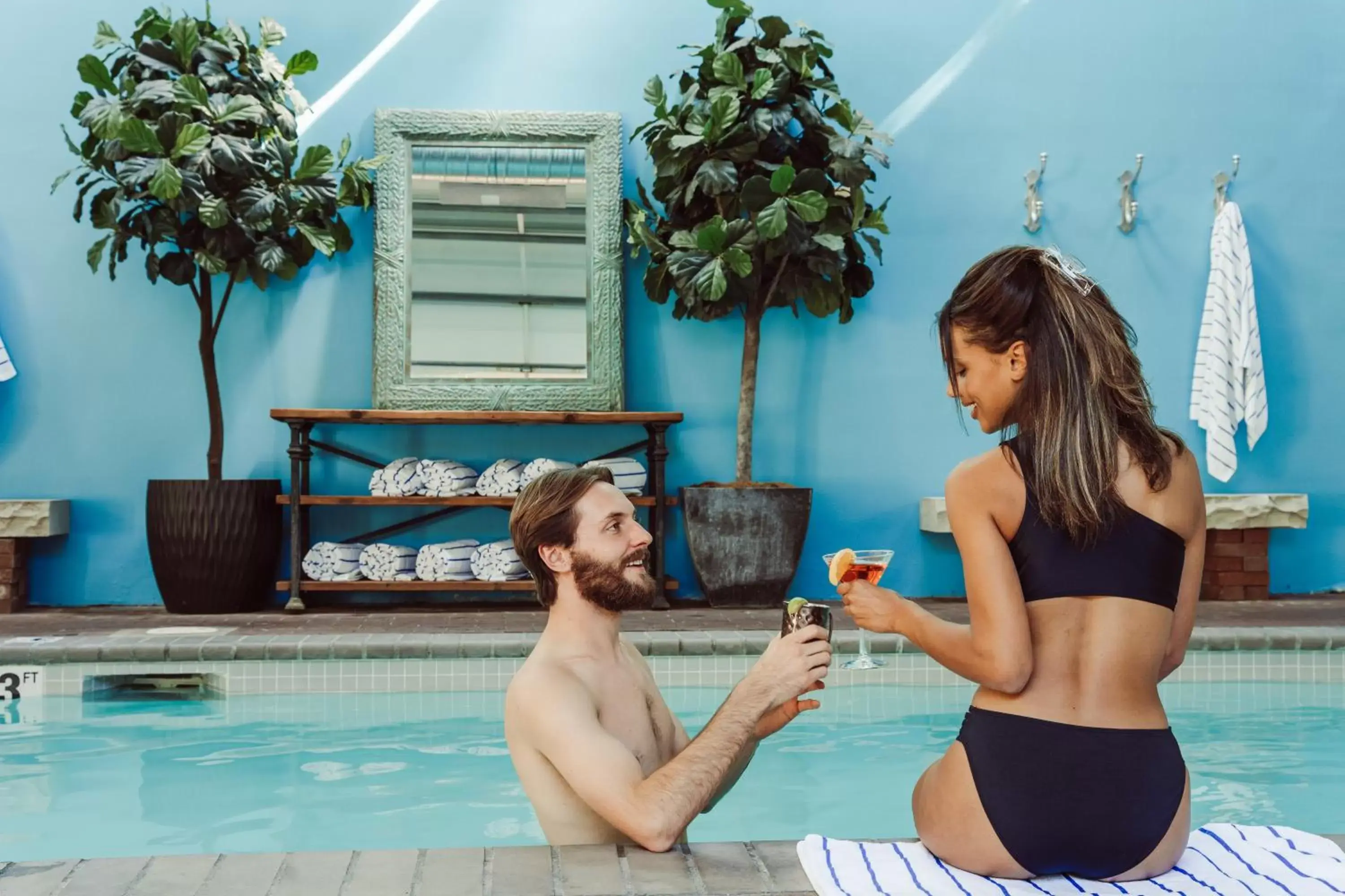 Swimming pool in Knob Hill Inn Swimming pool in Knob Hill Inn