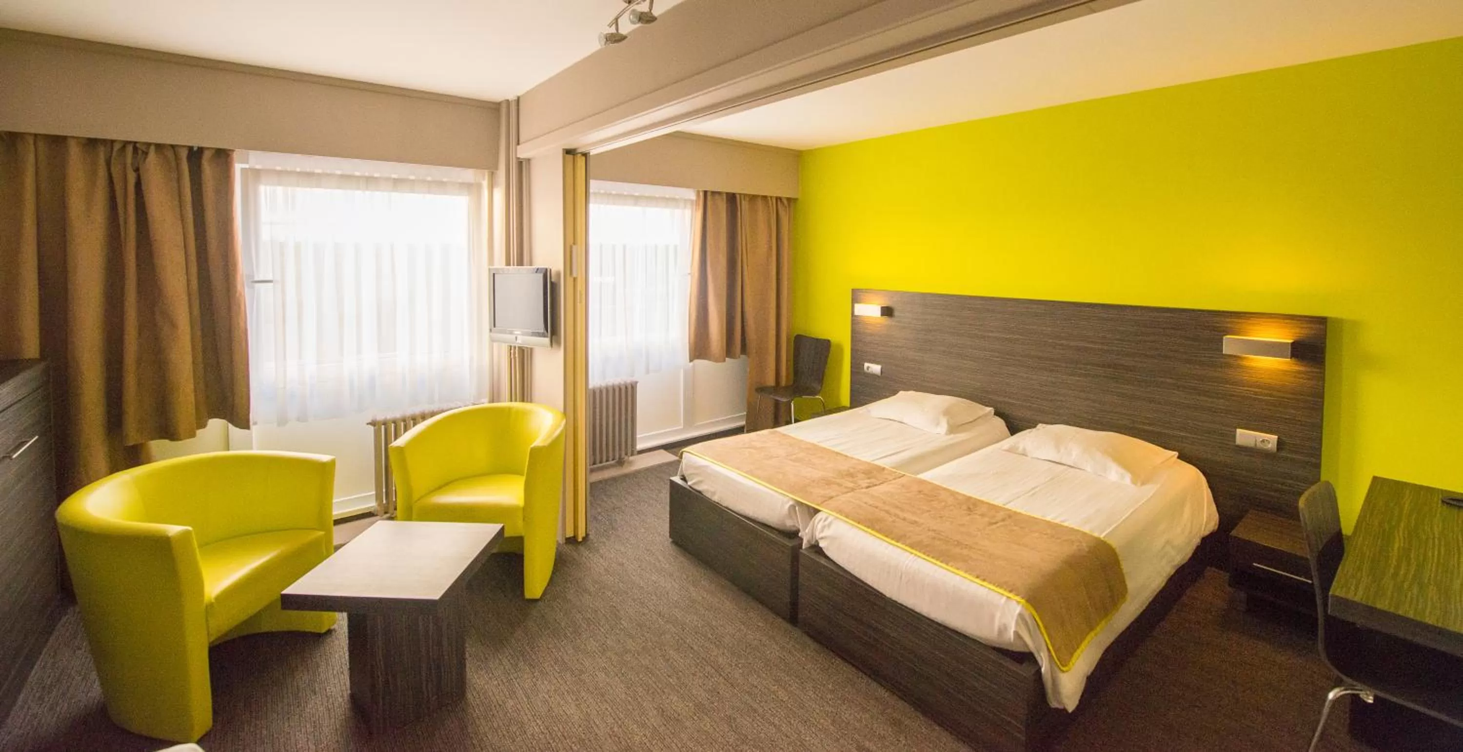 Photo of the whole room, Bed in Ostend Hotel