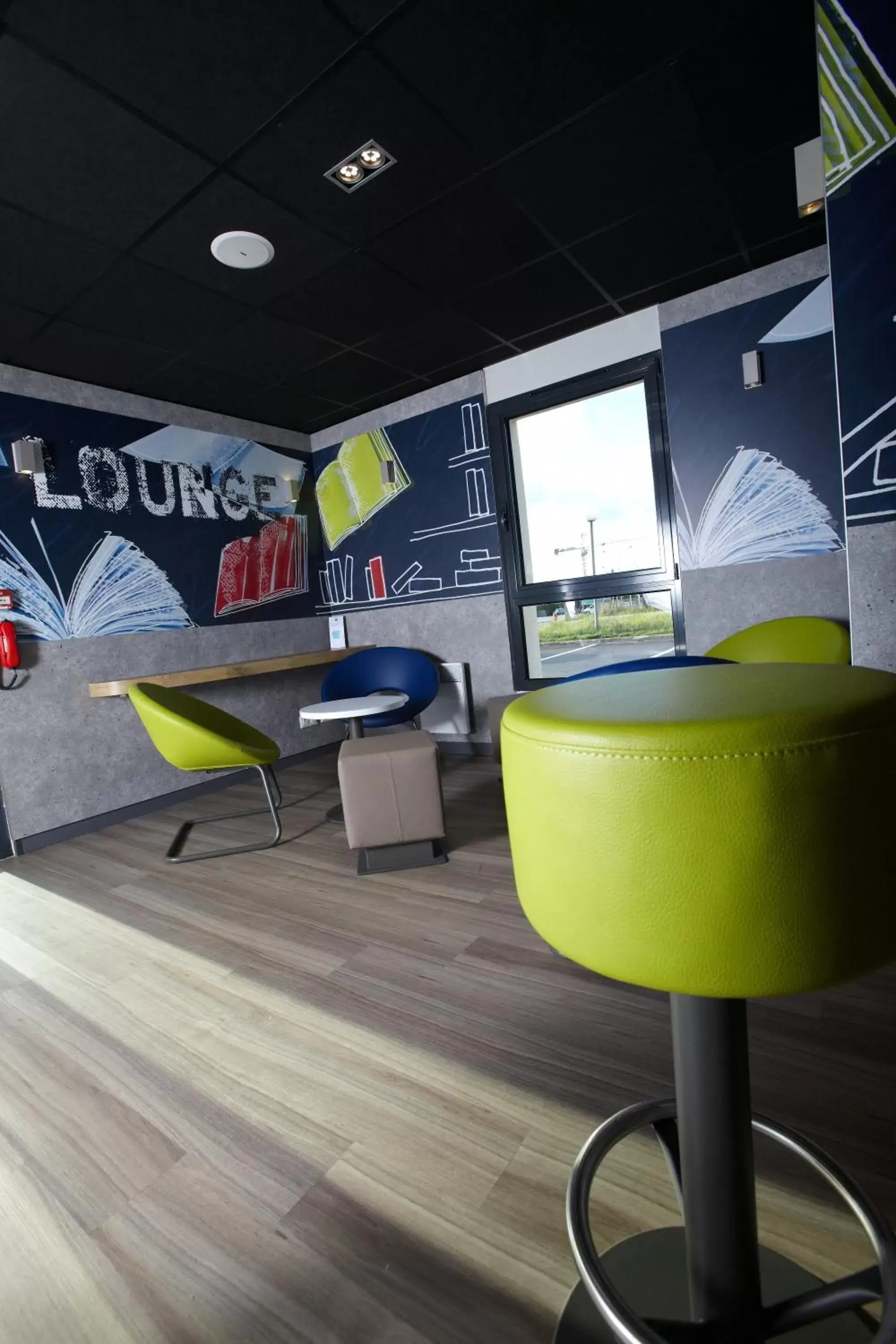 Lounge or bar in ibis budget Pontarlier