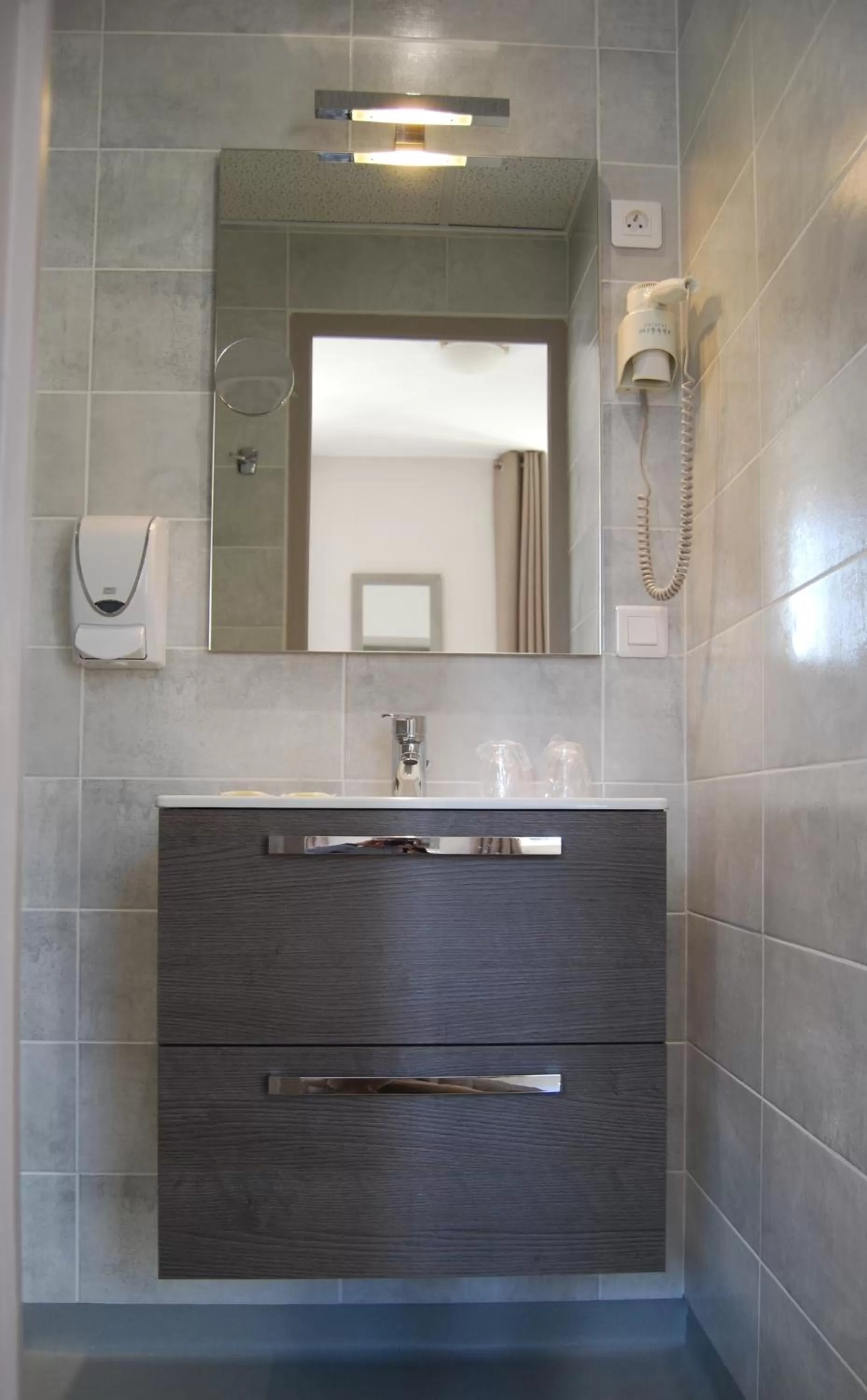 Bathroom in Logis Hôtel Restaurant du Midi - Rodez Centre