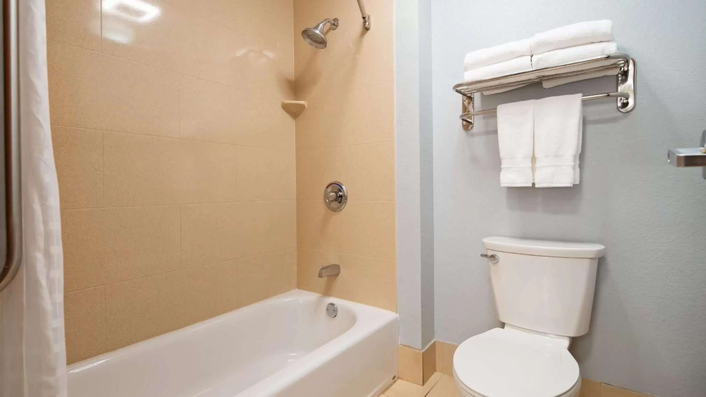 Bathroom in Best Western St. Clairsville Inn & Suites