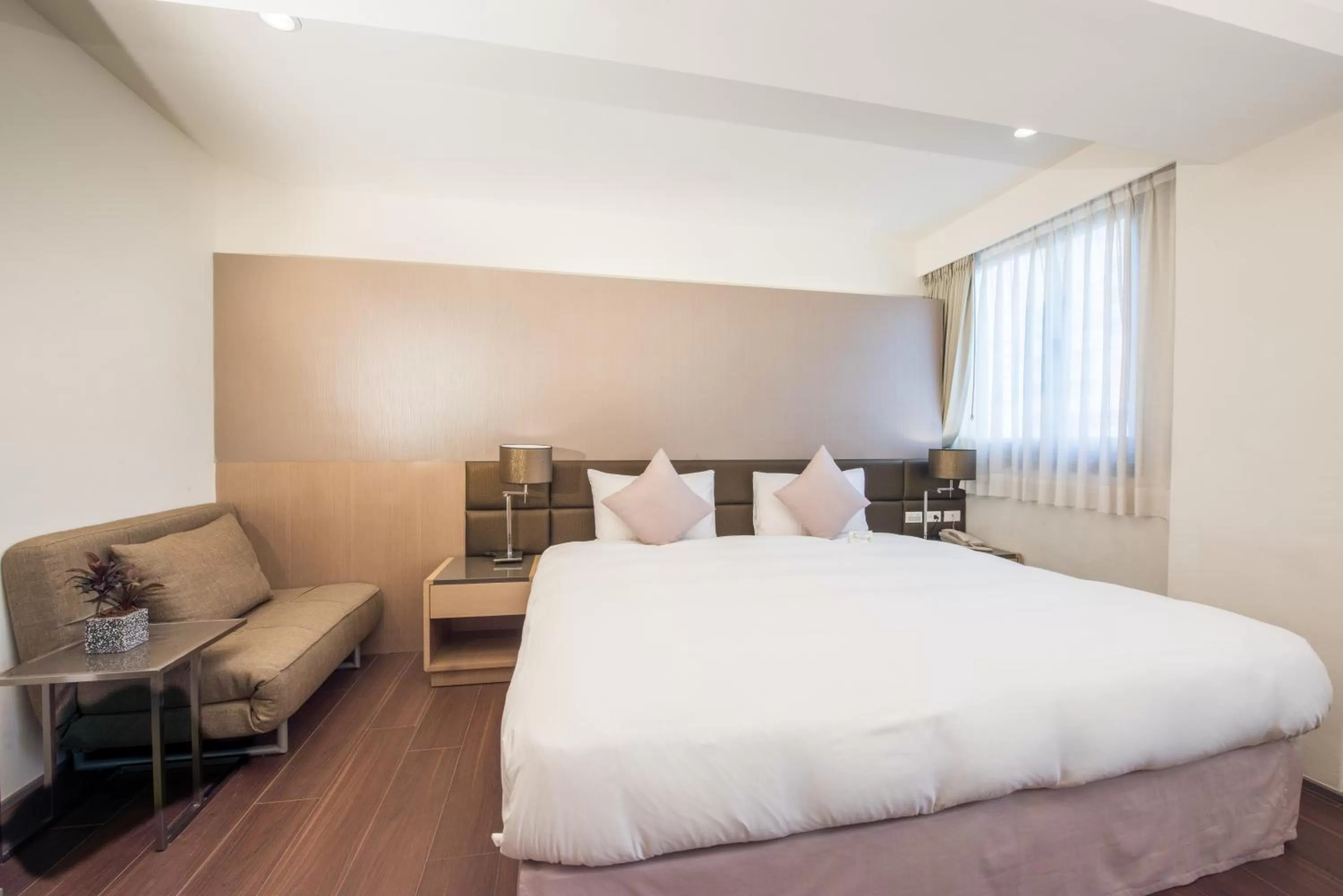 Photo of the whole room, Bed in Shin Yuan Park Hotel