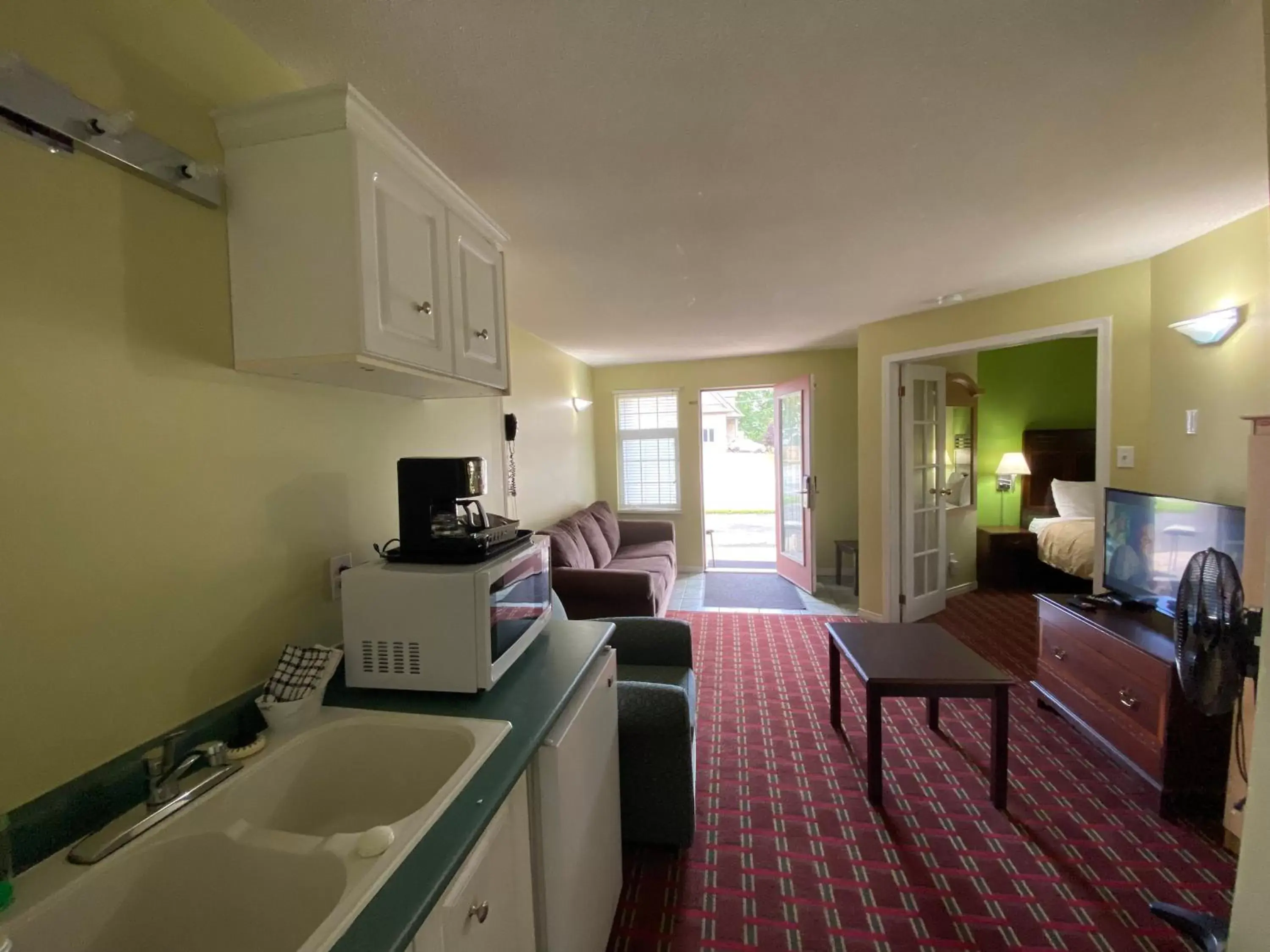 Kitchen/Kitchenette in Lakeshore Suites