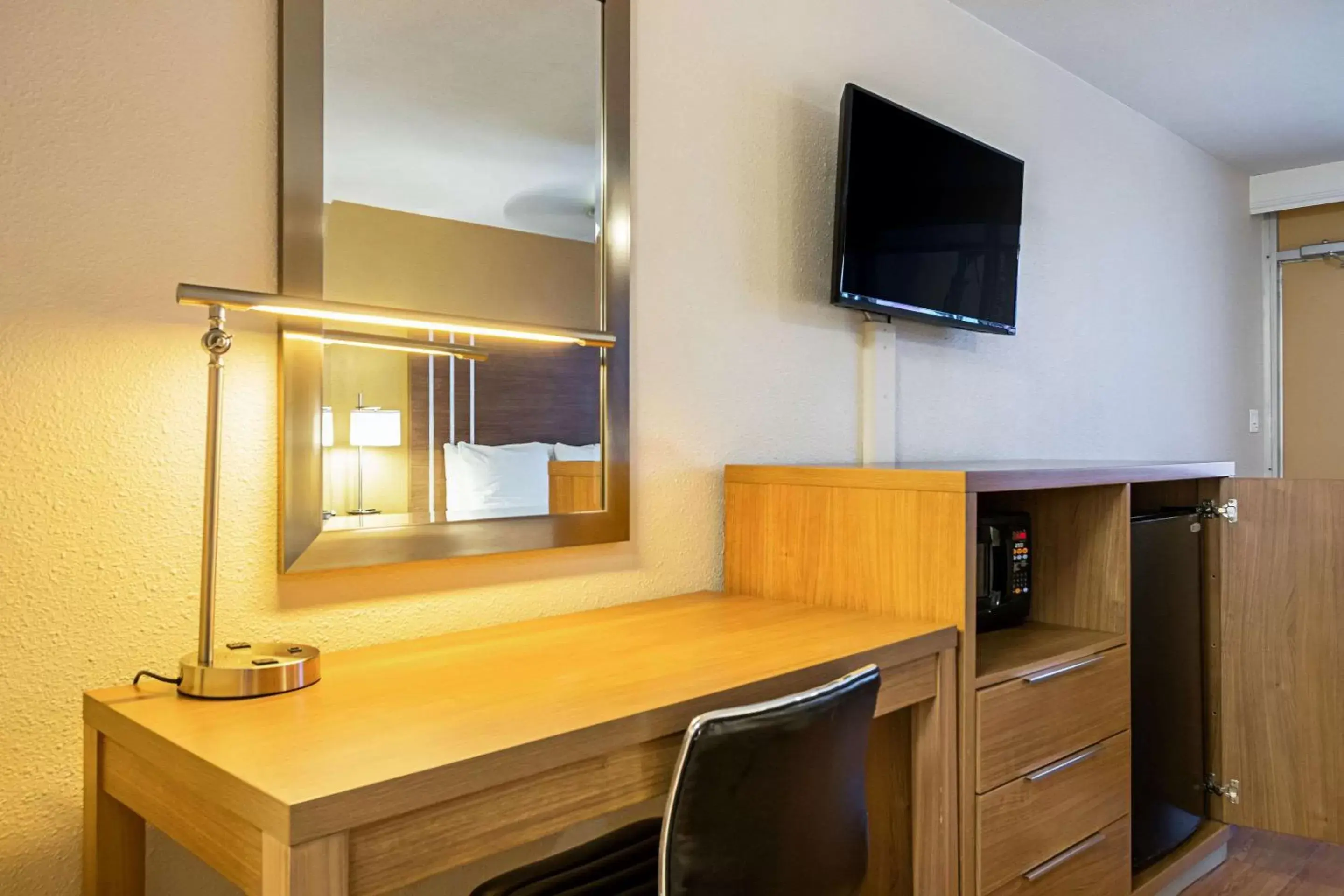 Photo of the whole room, TV/Entertainment Center in Quality Inn & Suites Airport - Cruise Port Hollywood