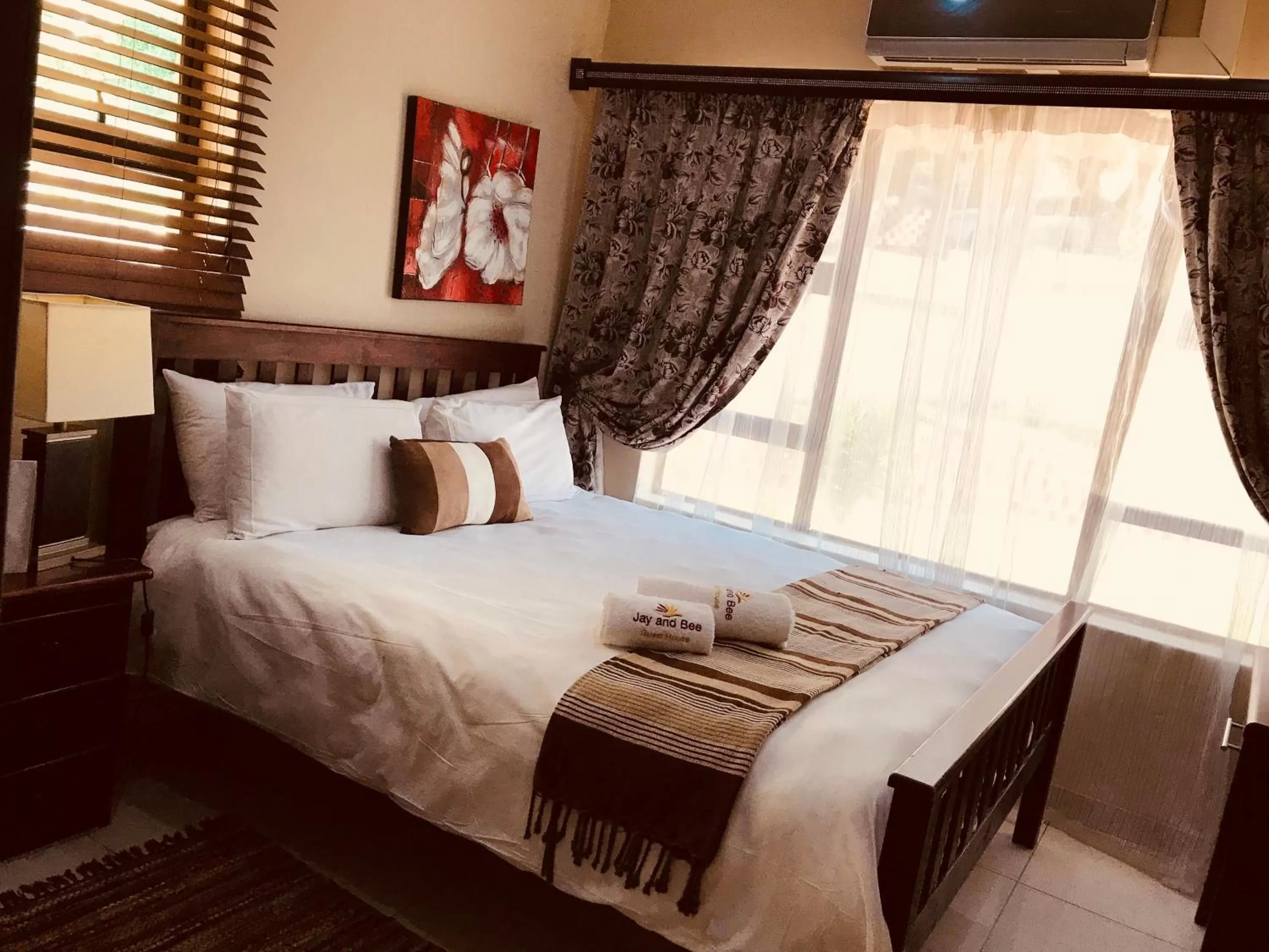 Bed in Jay and Bee Guesthouse