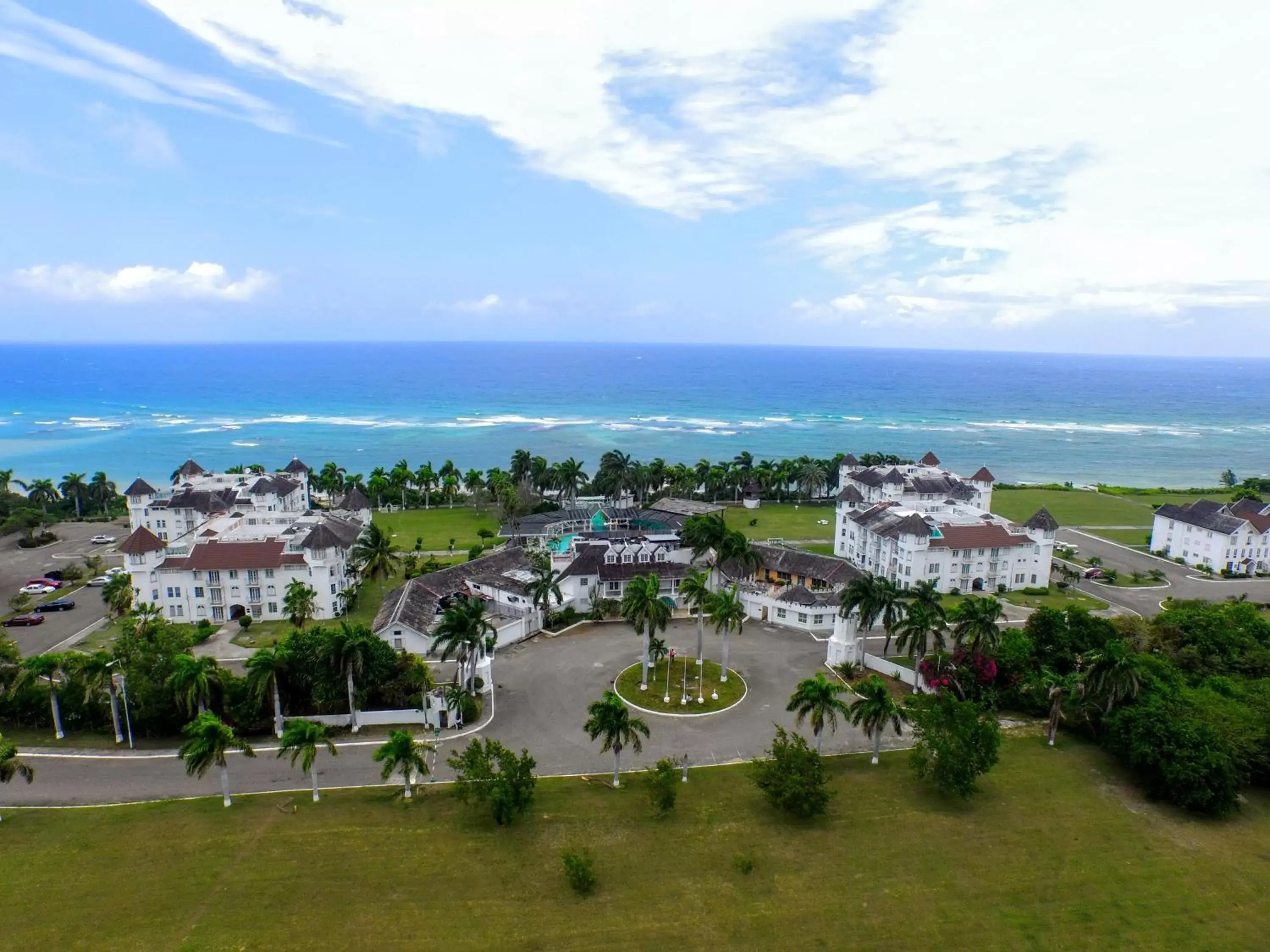 Property building, Bird's-eye View in Seacastles by the beach/pool