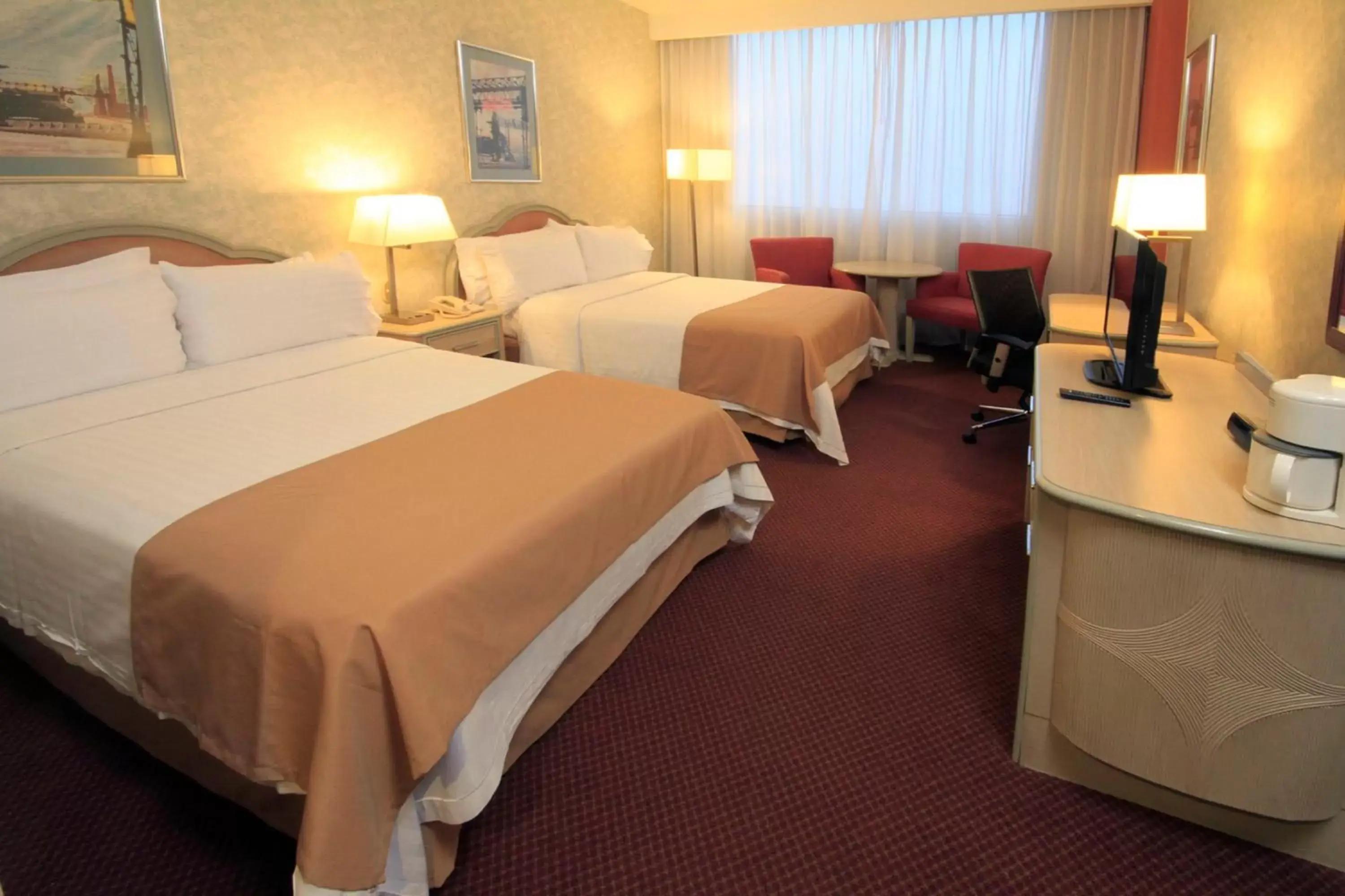 Photo of the whole room, Bed in Holiday Inn Monterrey-Parque Fundidora, an IHG Hotel