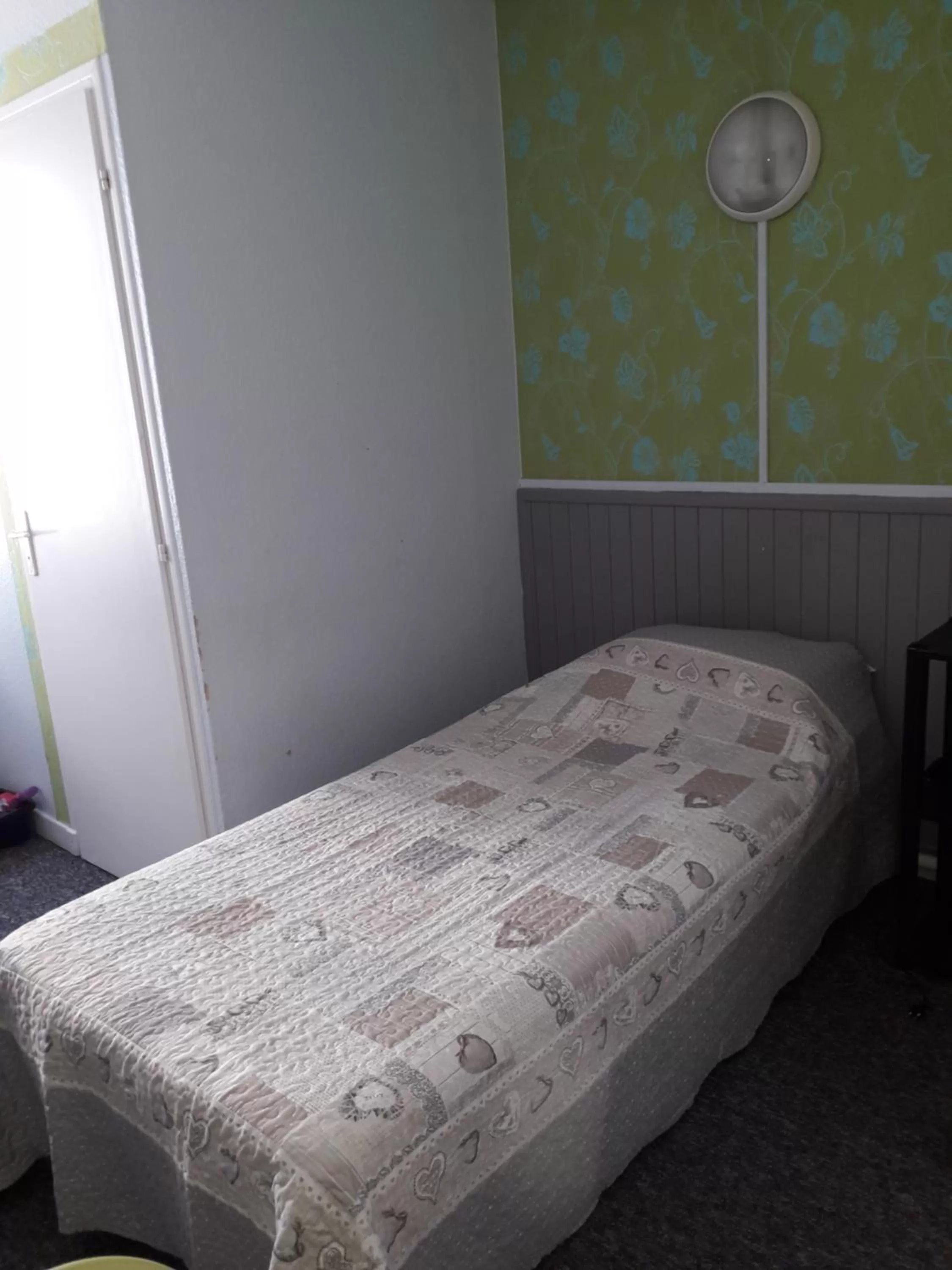 Bed in Hôtel des Jacobines