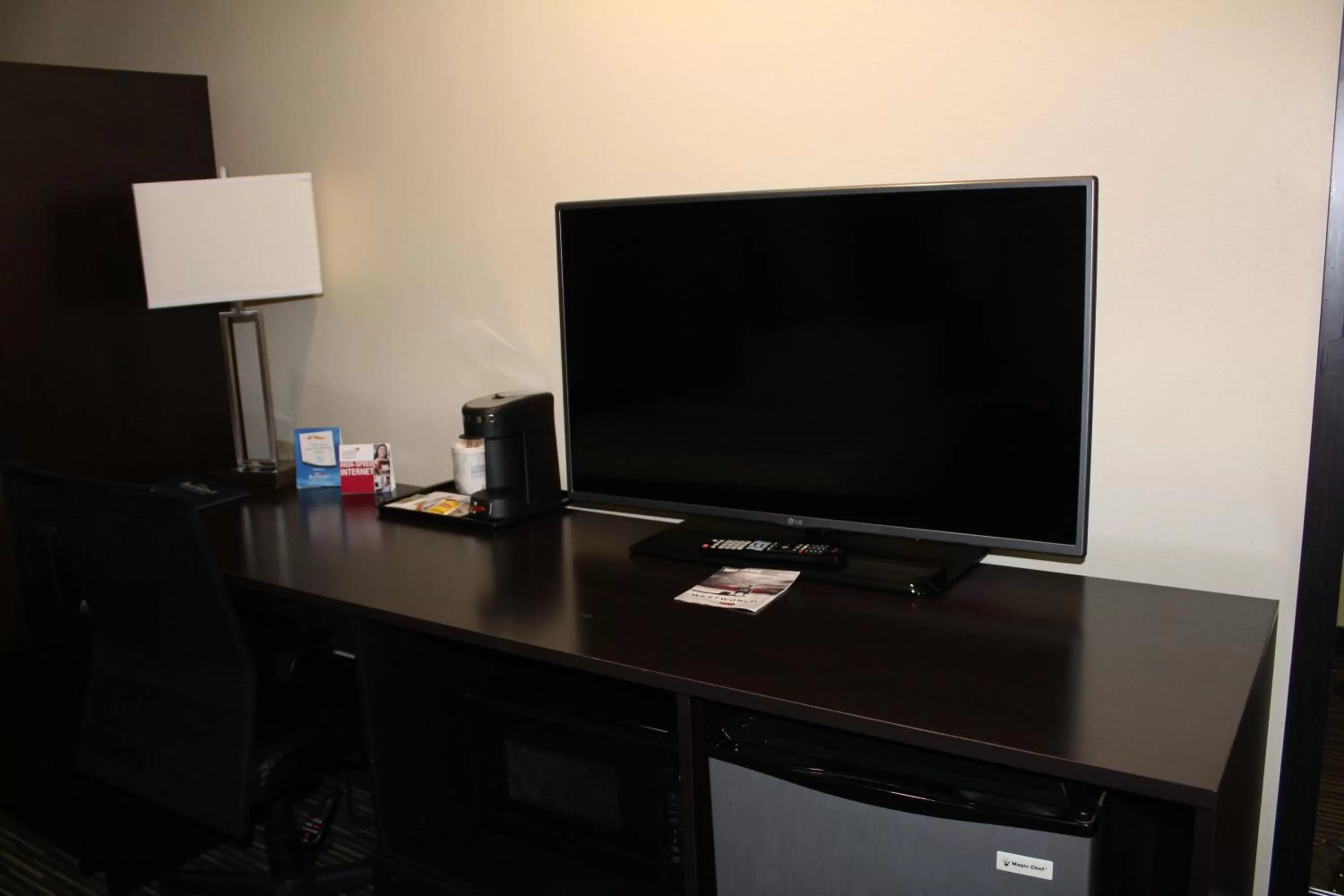 TV and multimedia in Baymont by Wyndham Newark at University of Delaware