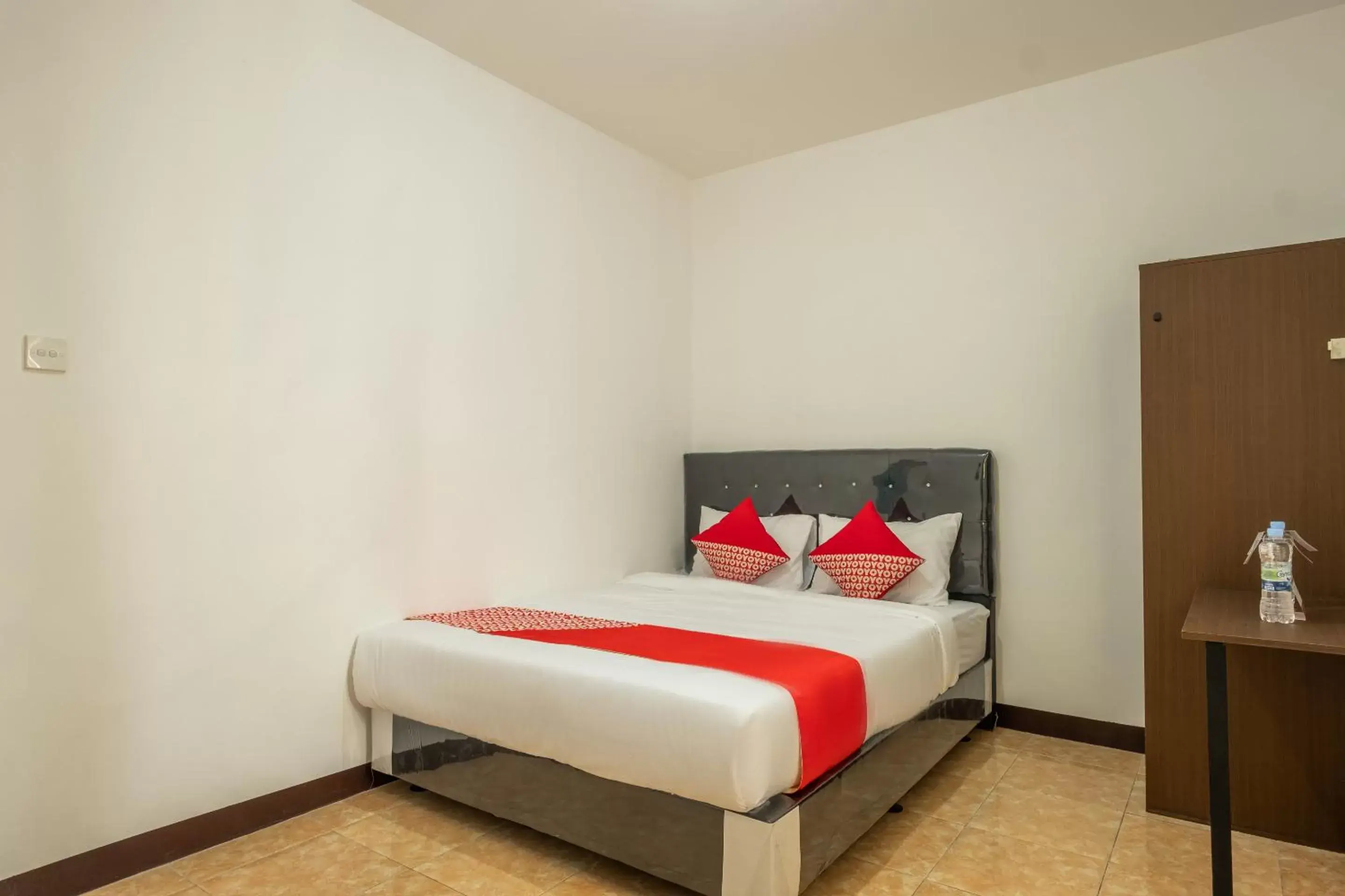 Bedroom, Bed in Super OYO 1460 Anyelir Residence