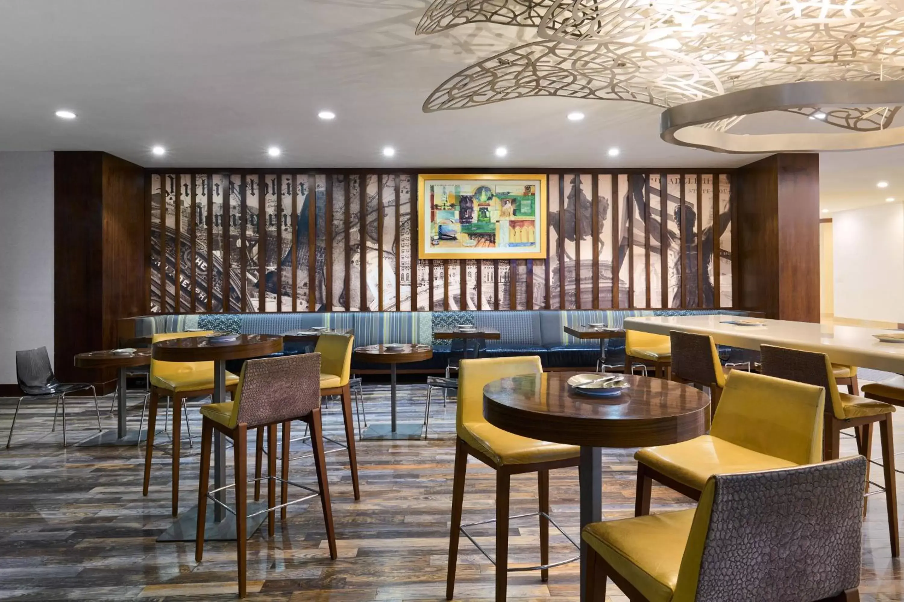 Lounge or bar, Restaurant/Places to Eat in Delta Hotel Philadelphia Airport