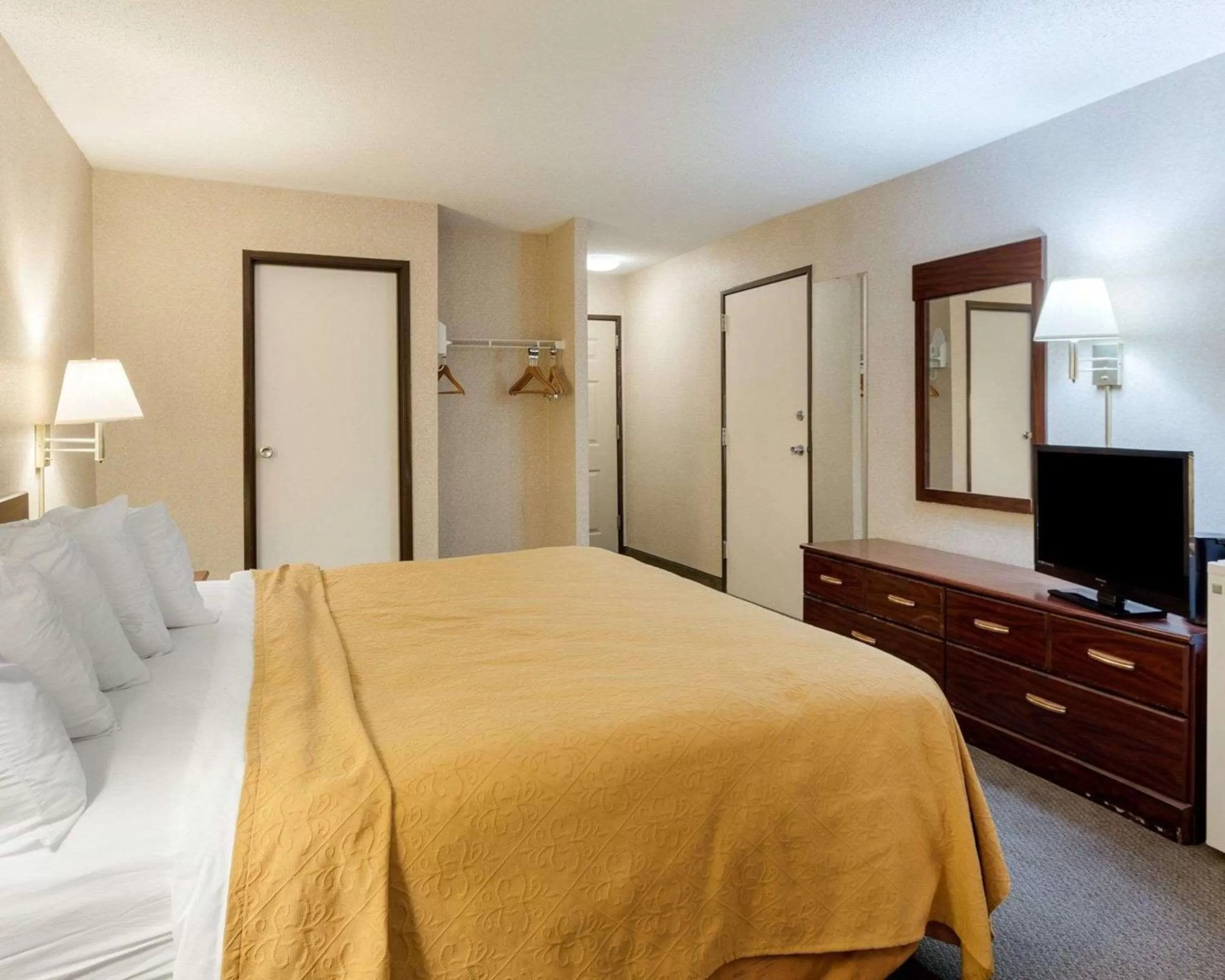 Photo of the whole room, Bed in Quality Inn Robinsonville