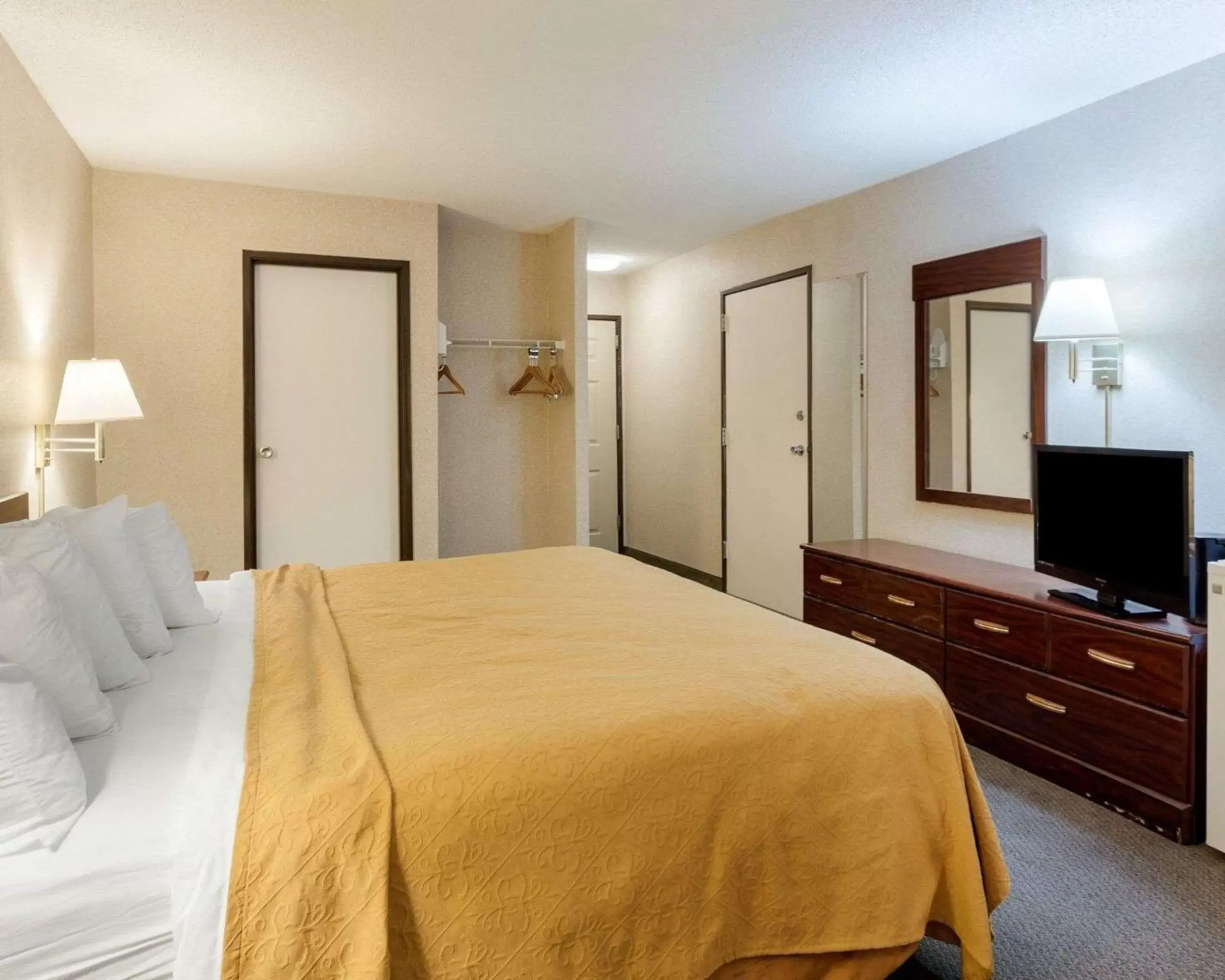 Photo of the whole room, Bed in Quality Inn Robinsonville