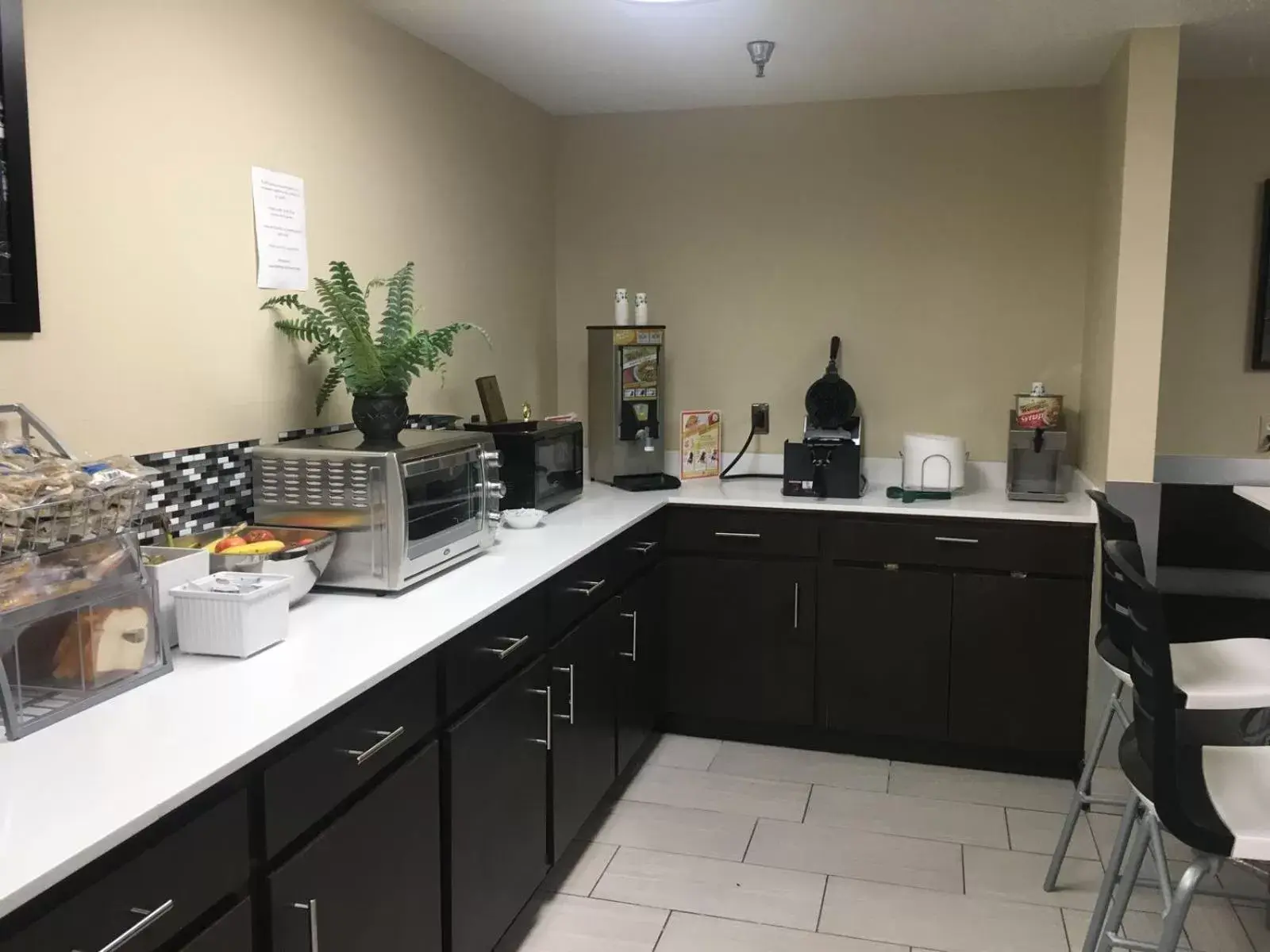 Breakfast, Kitchen/Kitchenette in Super 8 by Wyndham Bedford DFW Airport West