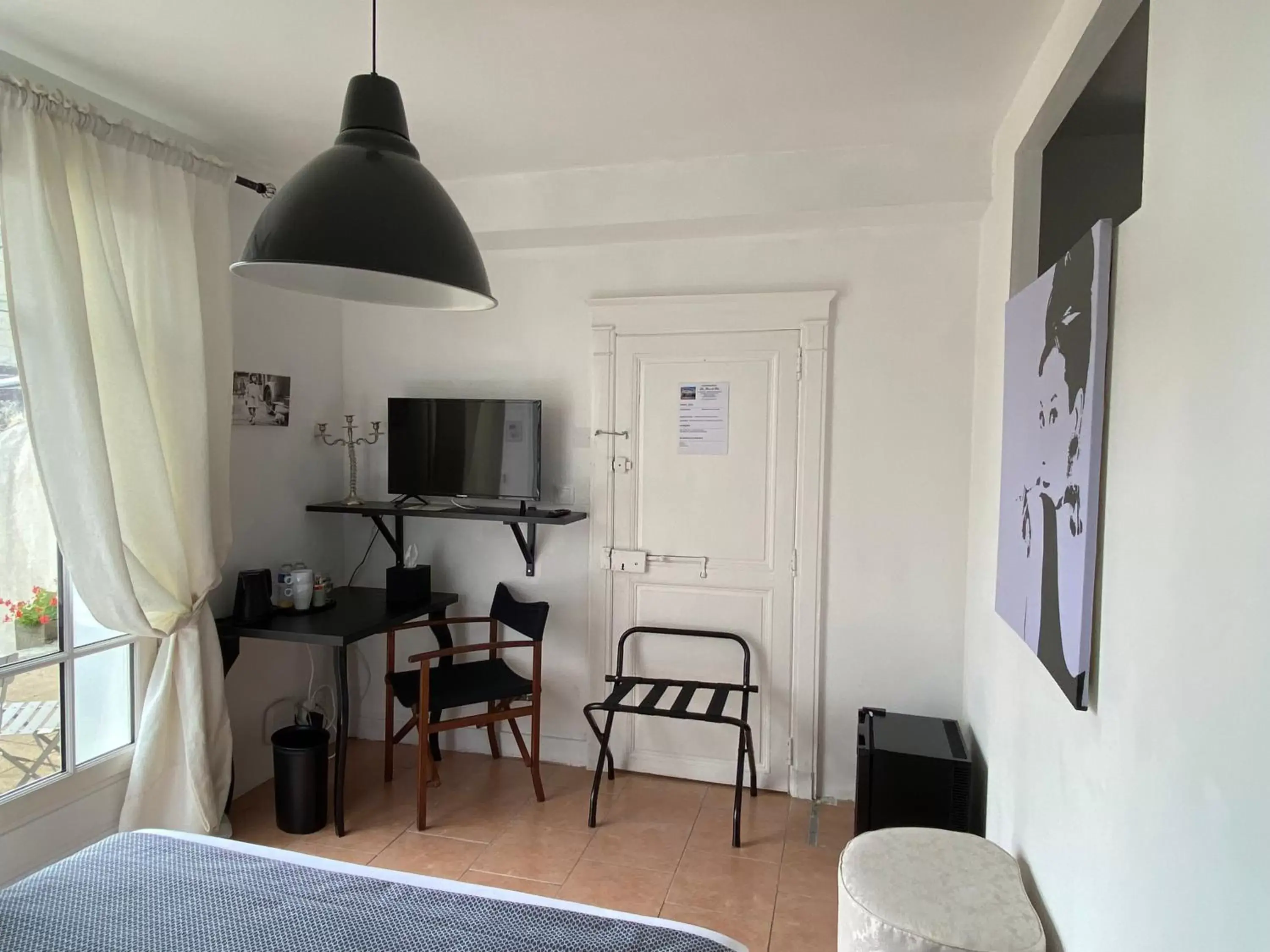 Bedroom, TV/Entertainment Center in Les Rives du Cher - Chambres d'hôtes