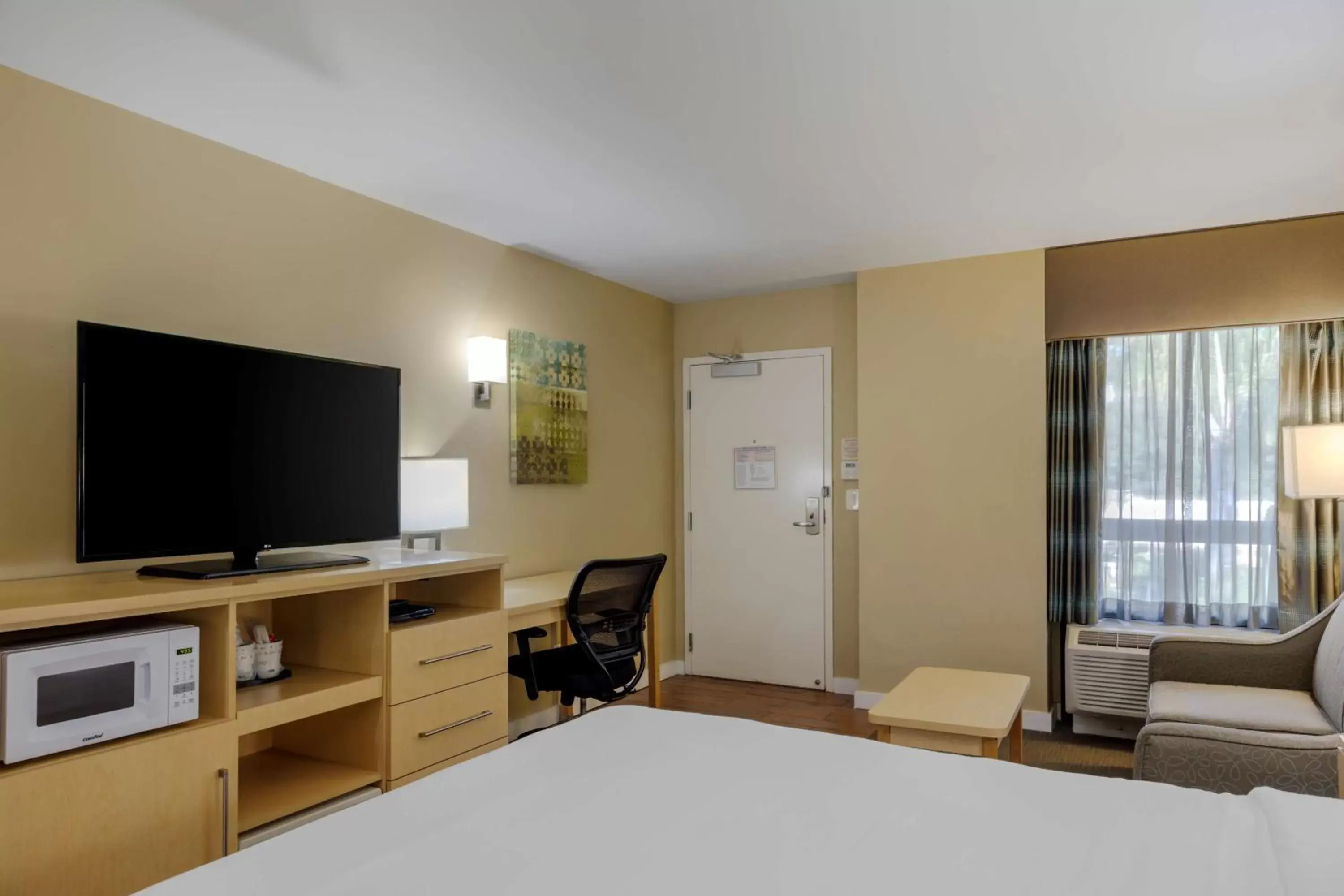 Bedroom, TV/Entertainment Center in Best Western Plus South Coast Inn